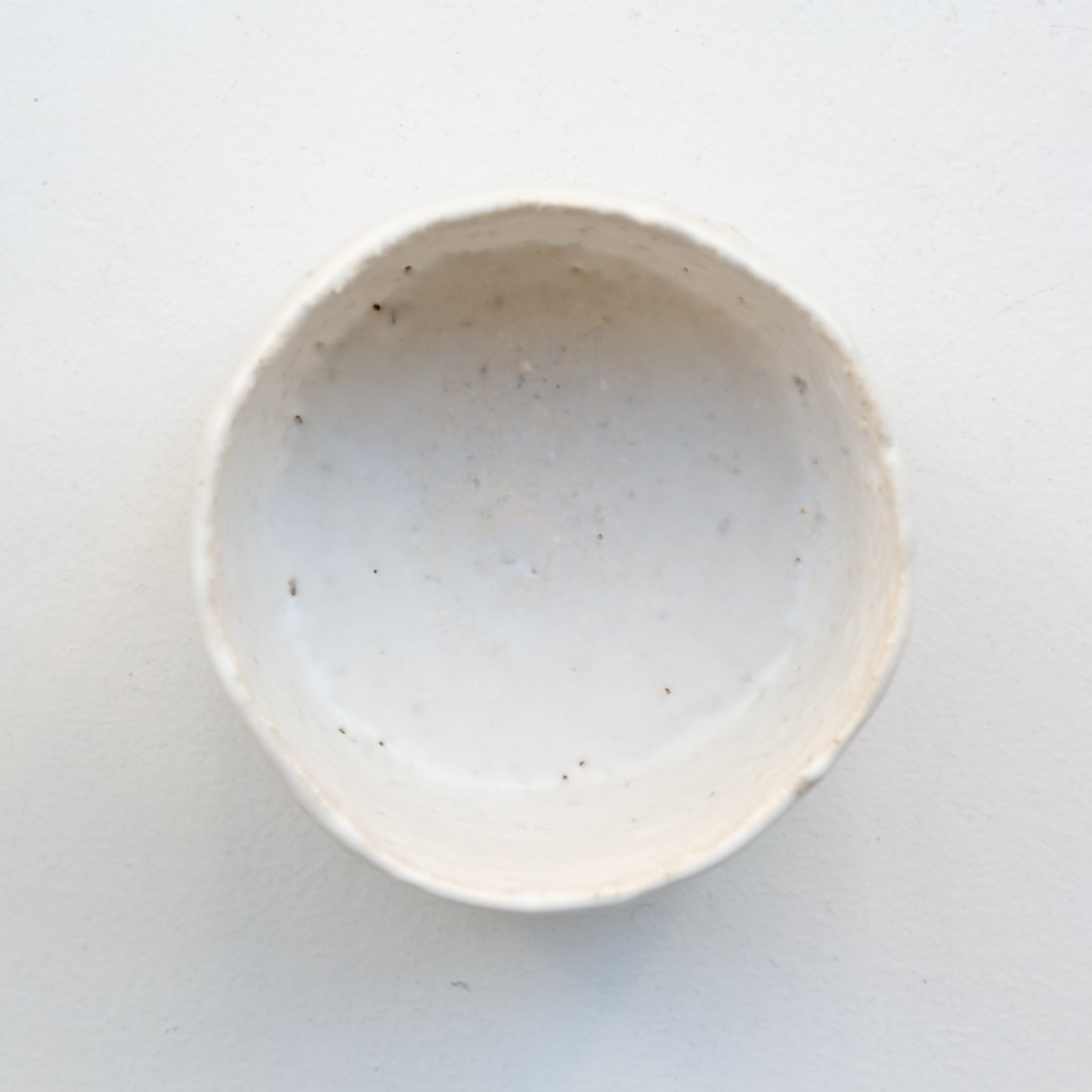 Tasse en grès blanc 240ml - Blanc de Lisa Chamoun chez Brutal Ceramics