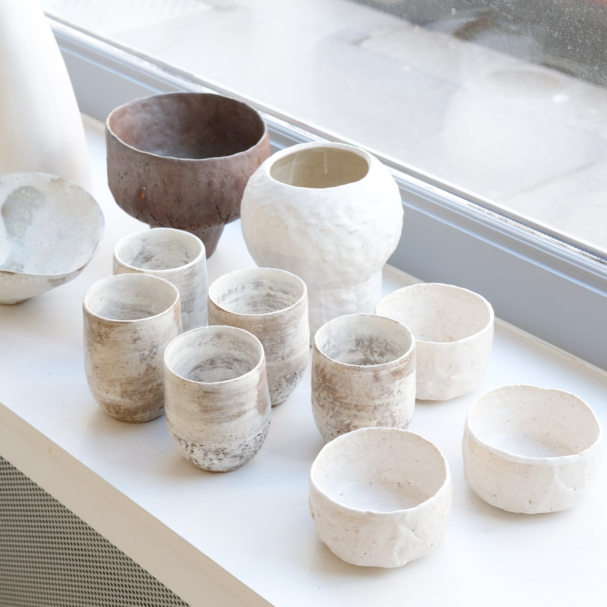 Tasse en grès roux 260ml - Blanc et beige de Lisa Chamoun chez Brutal Ceramics
