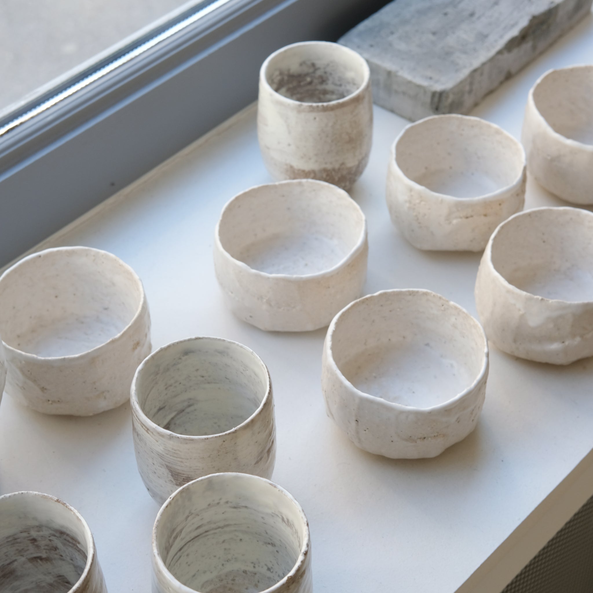 Tasse en grès blanc 240ml - Blanc de Lisa Chamoun chez Brutal Ceramics
