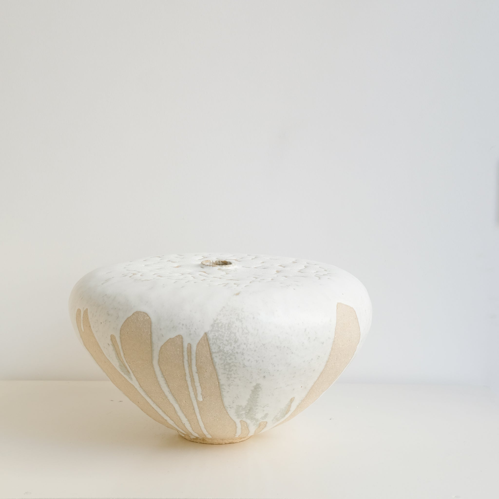 Vase en grès H 18cm - Blanc de Lisa Chamoun chez Brutal Ceramics