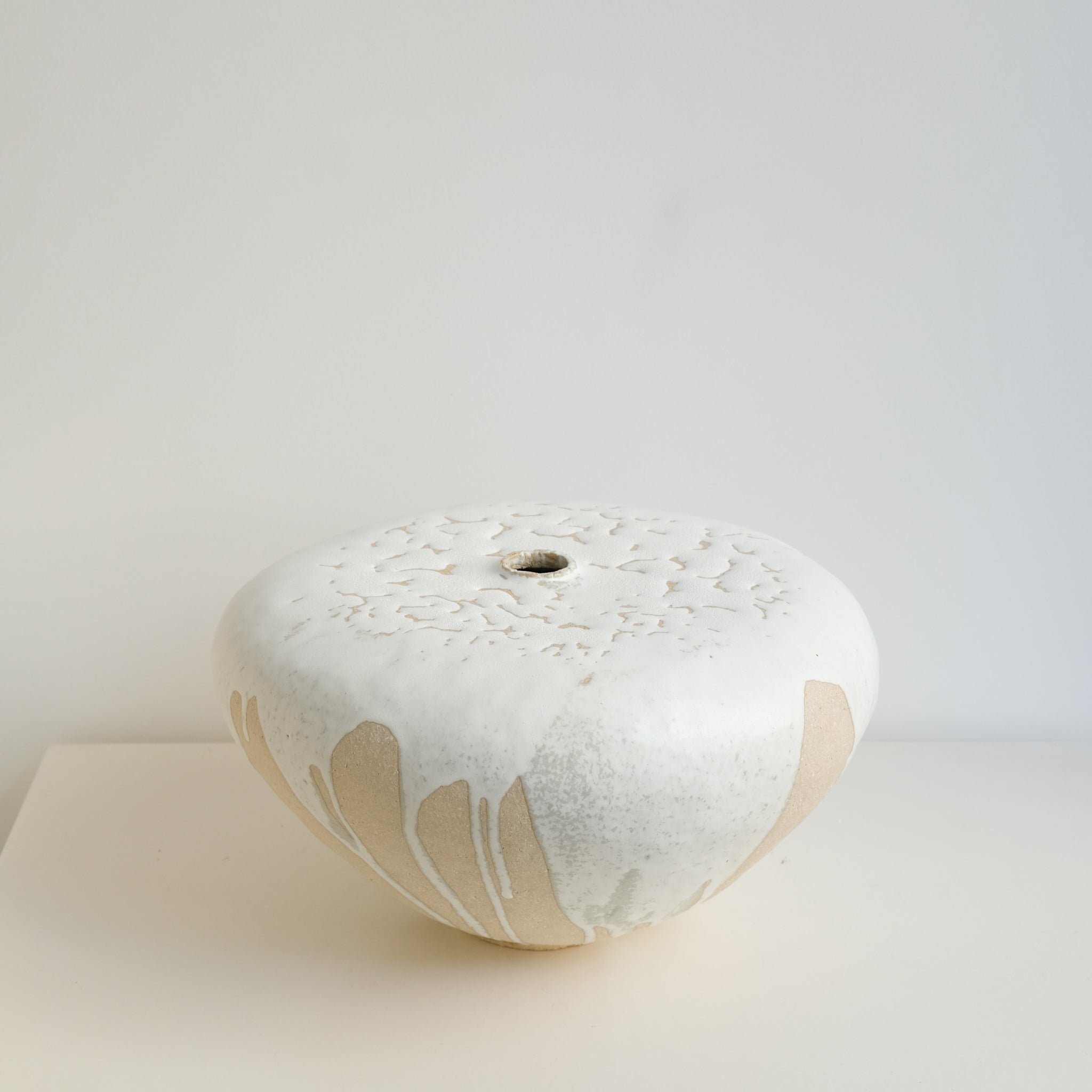 Vase en grès H 18cm - Blanc de Lisa Chamoun chez Brutal Ceramics