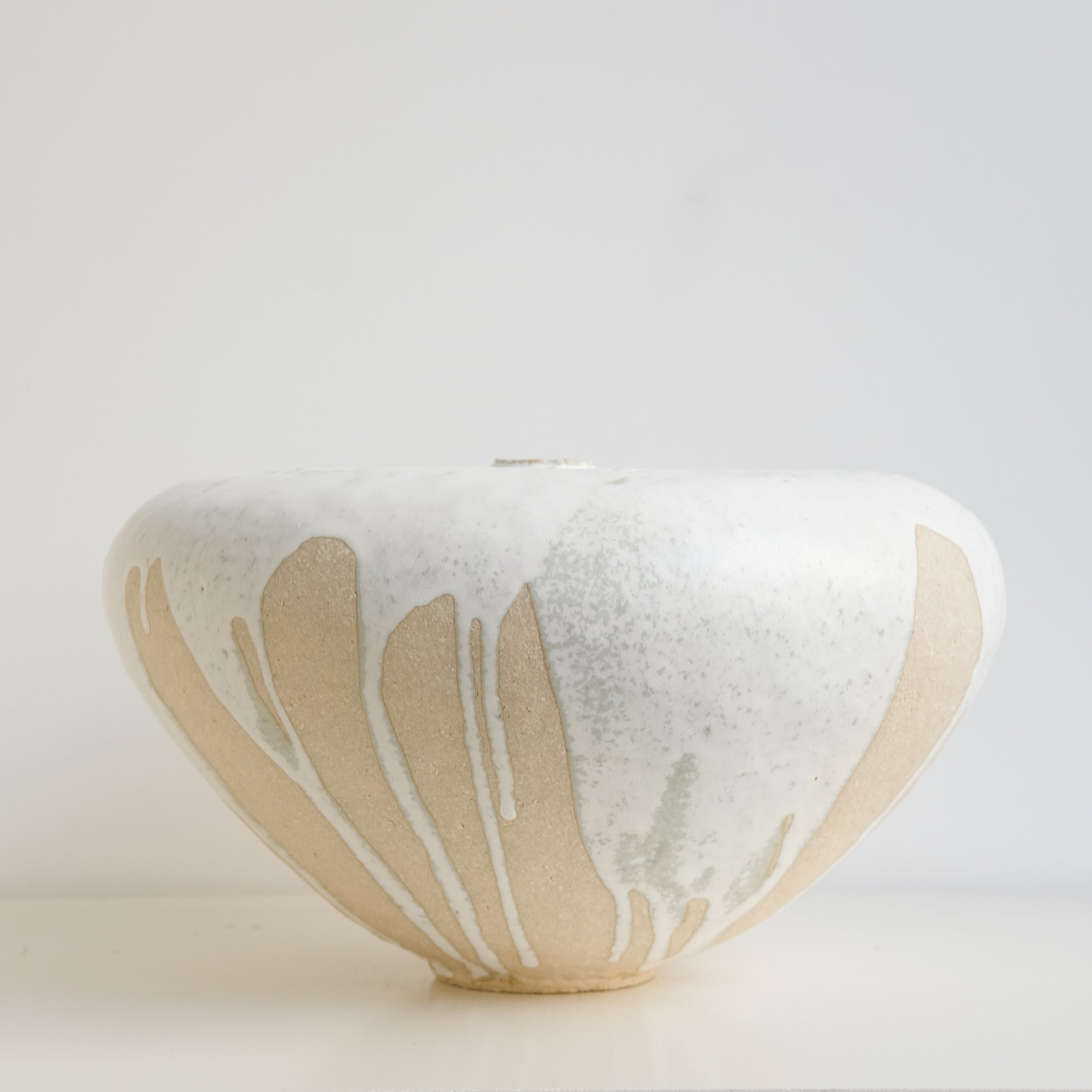Vase en grès H 18cm - Blanc de Lisa Chamoun chez Brutal Ceramics