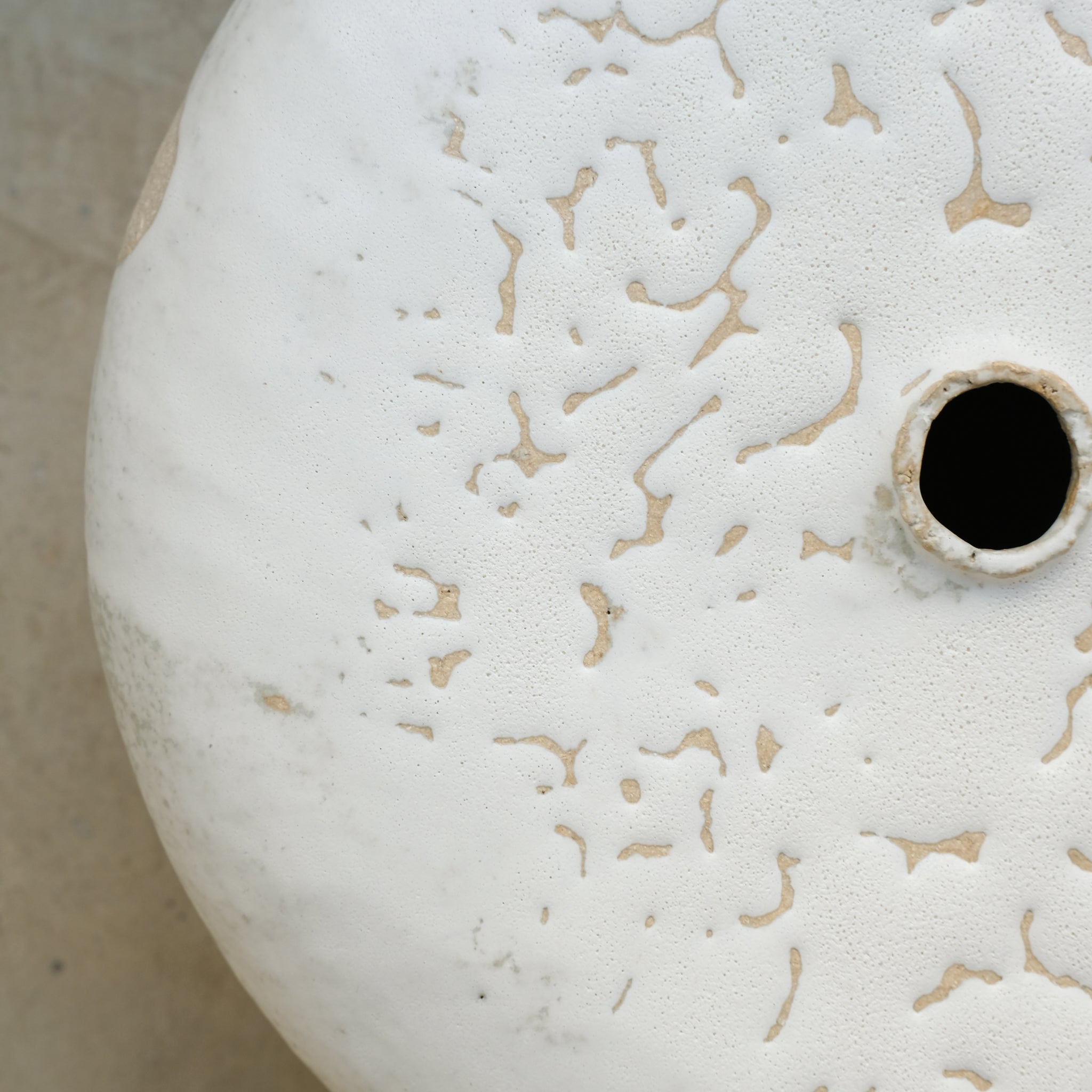 Vase en grès H 18cm - Blanc de Lisa Chamoun chez Brutal Ceramics