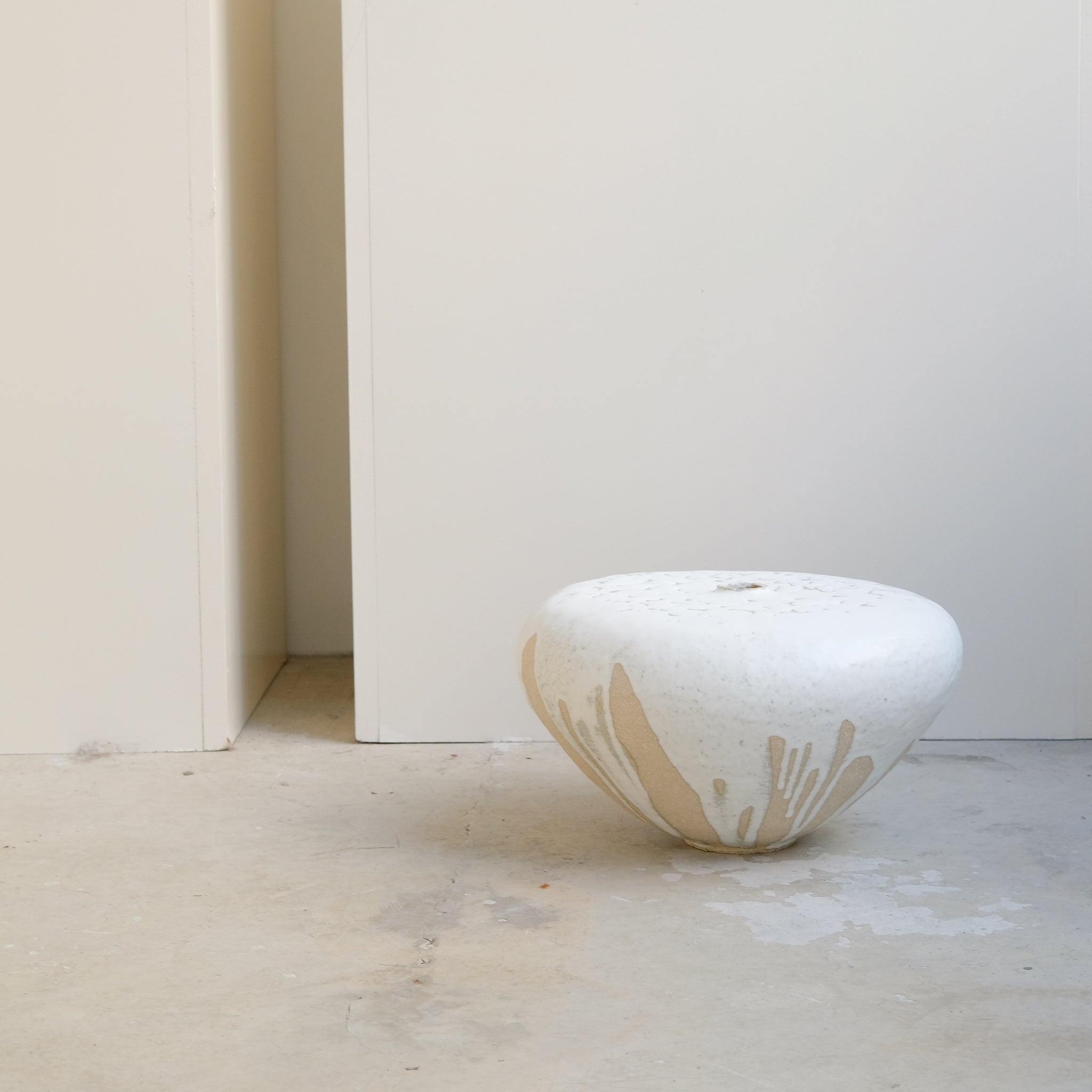 Vase en grès H 18cm - Blanc de Lisa Chamoun chez Brutal Ceramics