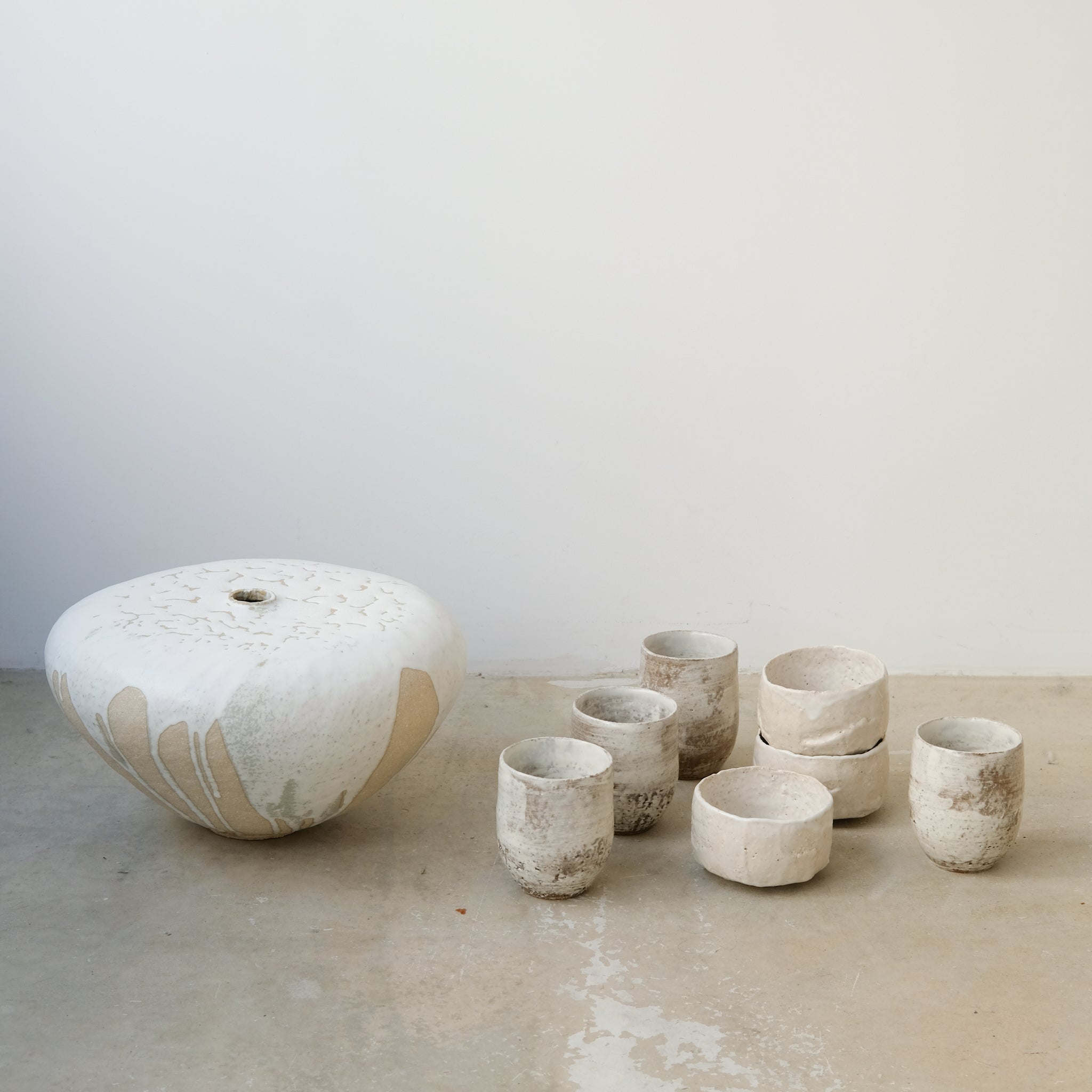 Vase en grès H 18cm - Blanc de Lisa Chamoun chez Brutal Ceramics
