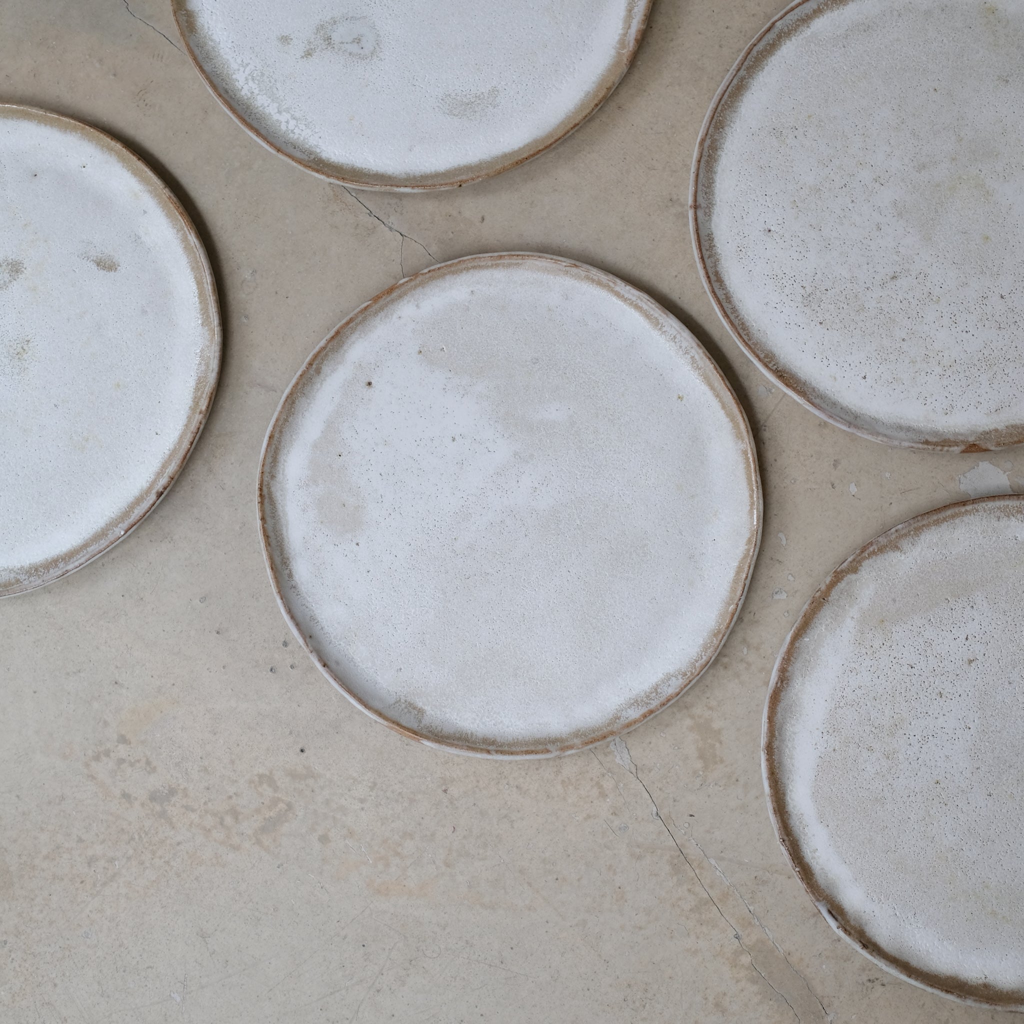 Assiette en grès recolté D 25cm - blanc de Nathalie Reocreux chez Brutal Ceramics