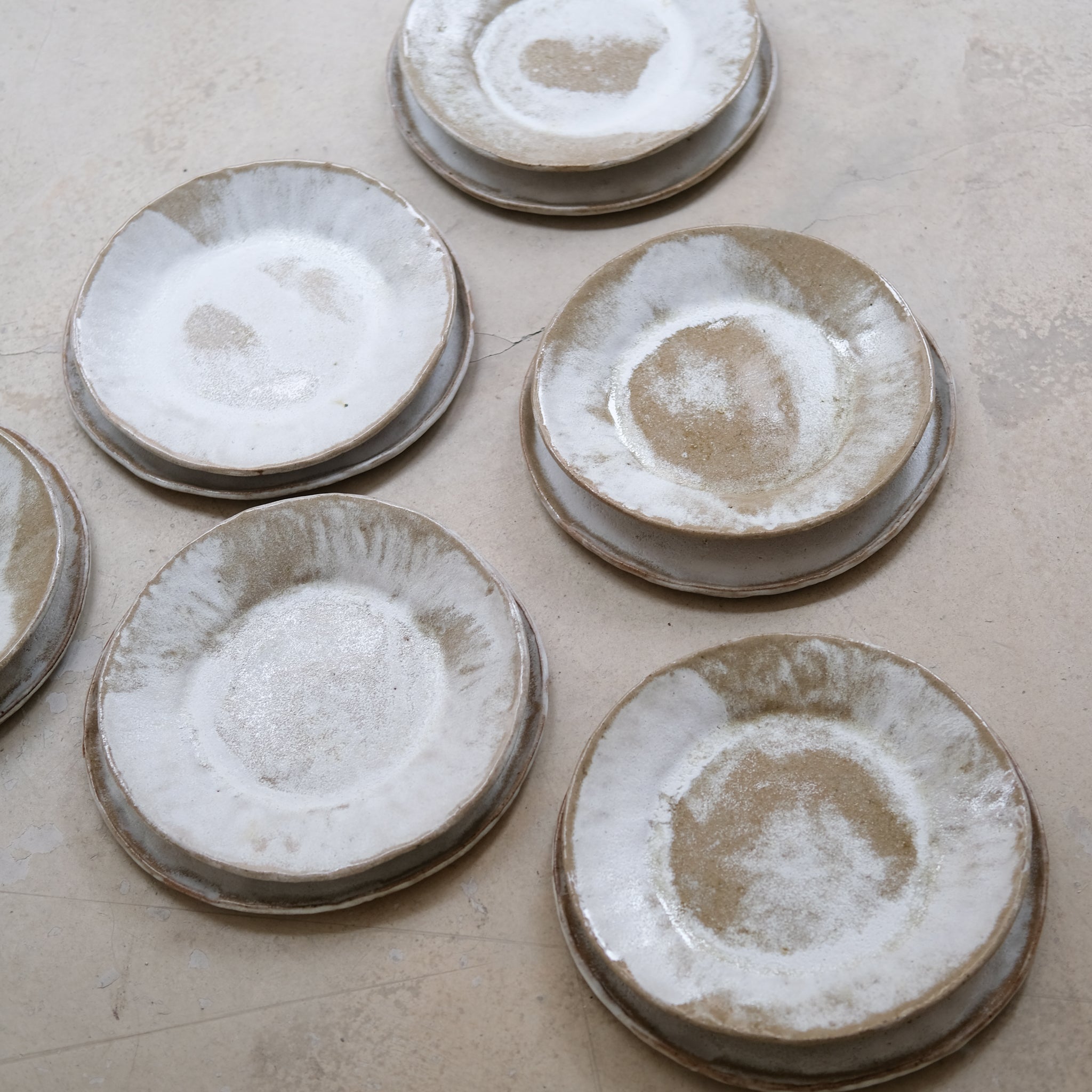 Assiette en grès recolté D 23cm - blanc et vert de Nathalie Reocreux chez Brutal Ceramics