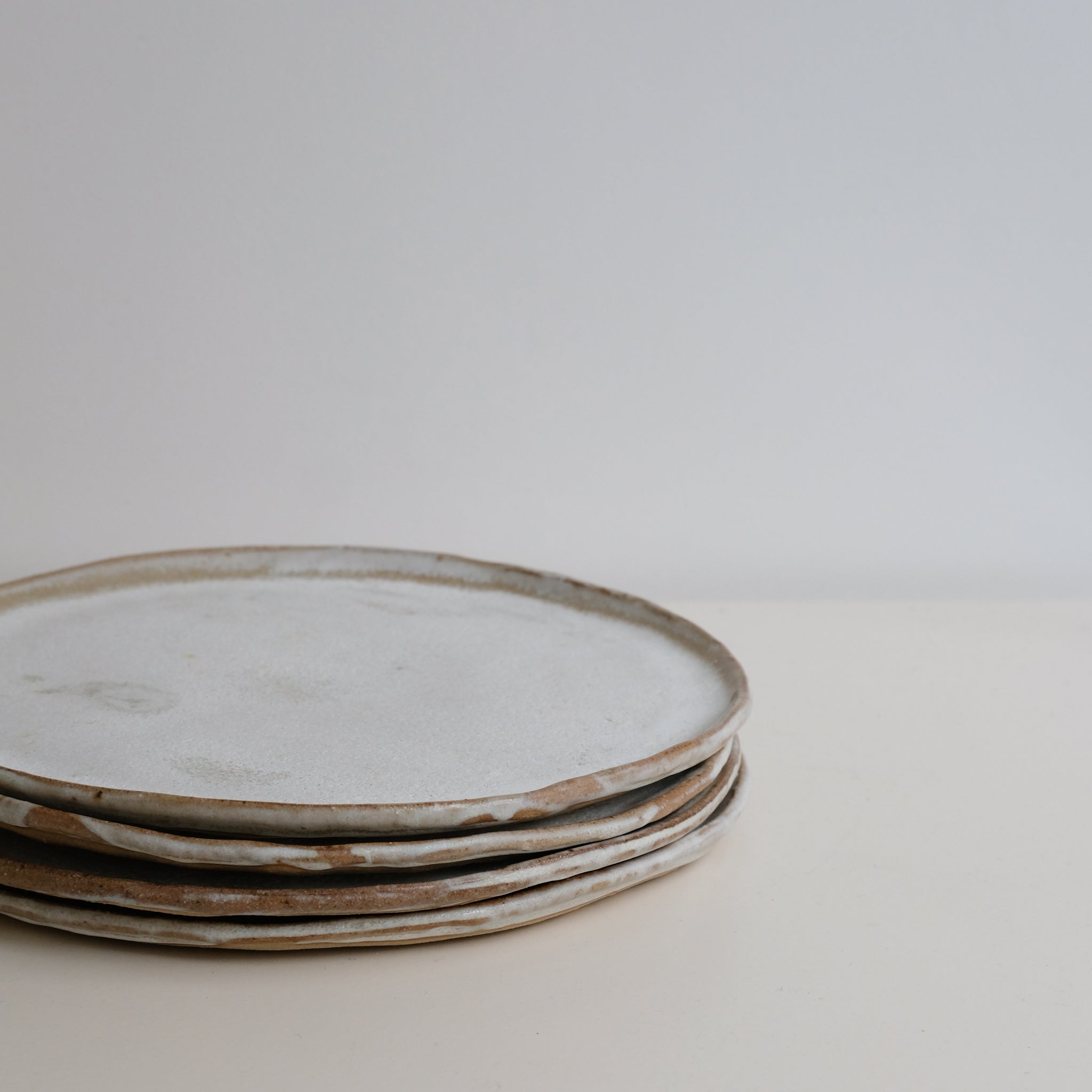Assiette en grès recolté D 25cm - blanc de Nathalie Reocreux chez Brutal Ceramics