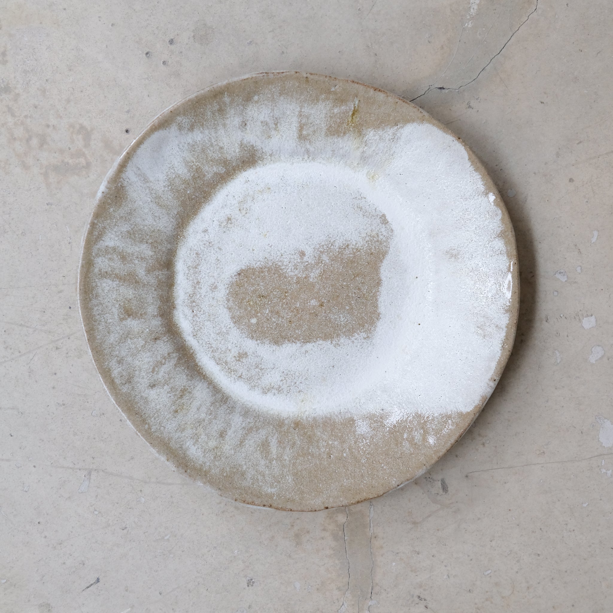 Assiette en grès recolté D 23cm - blanc et vert de Nathalie Reocreux chez Brutal Ceramics