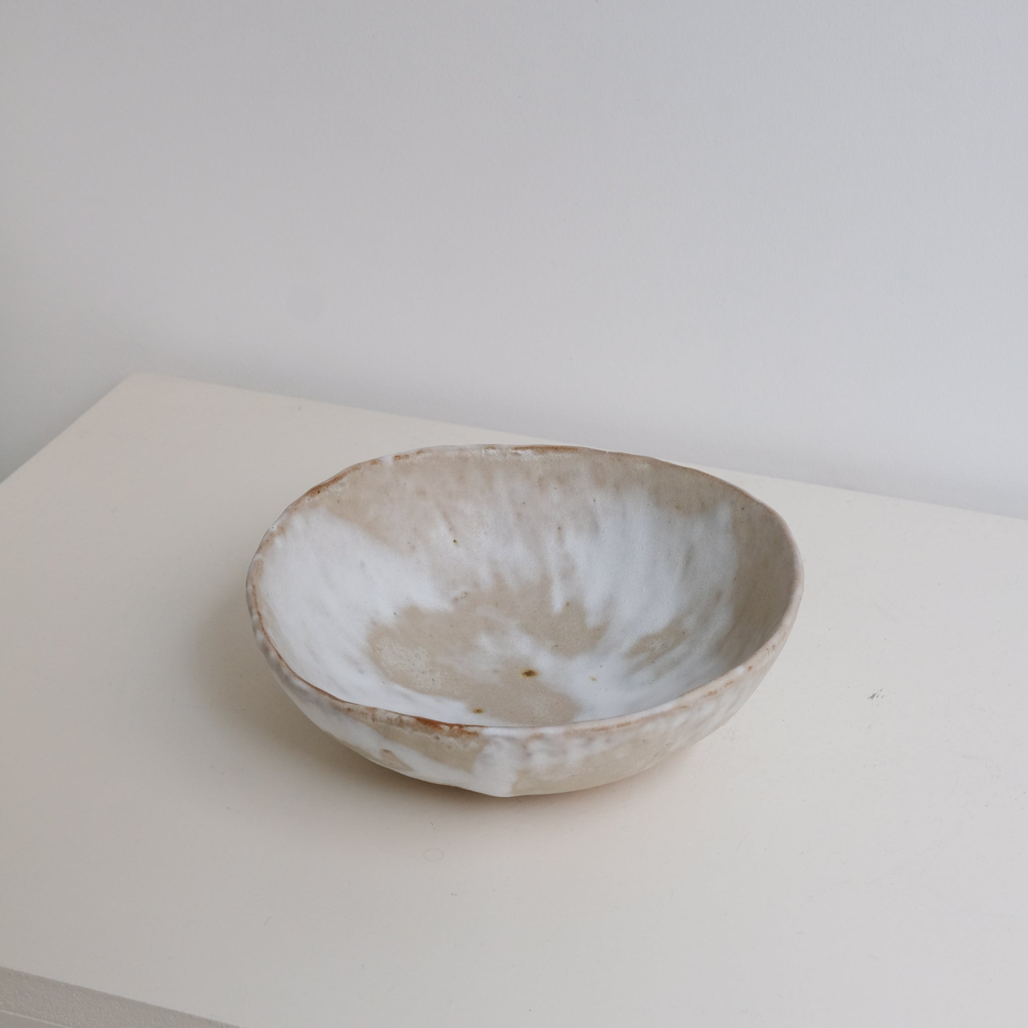 Assiette creuse/saladier en grès recolté D 20cm - blanc et beige de Nathalie Reocreux chez Brutal Ceramics