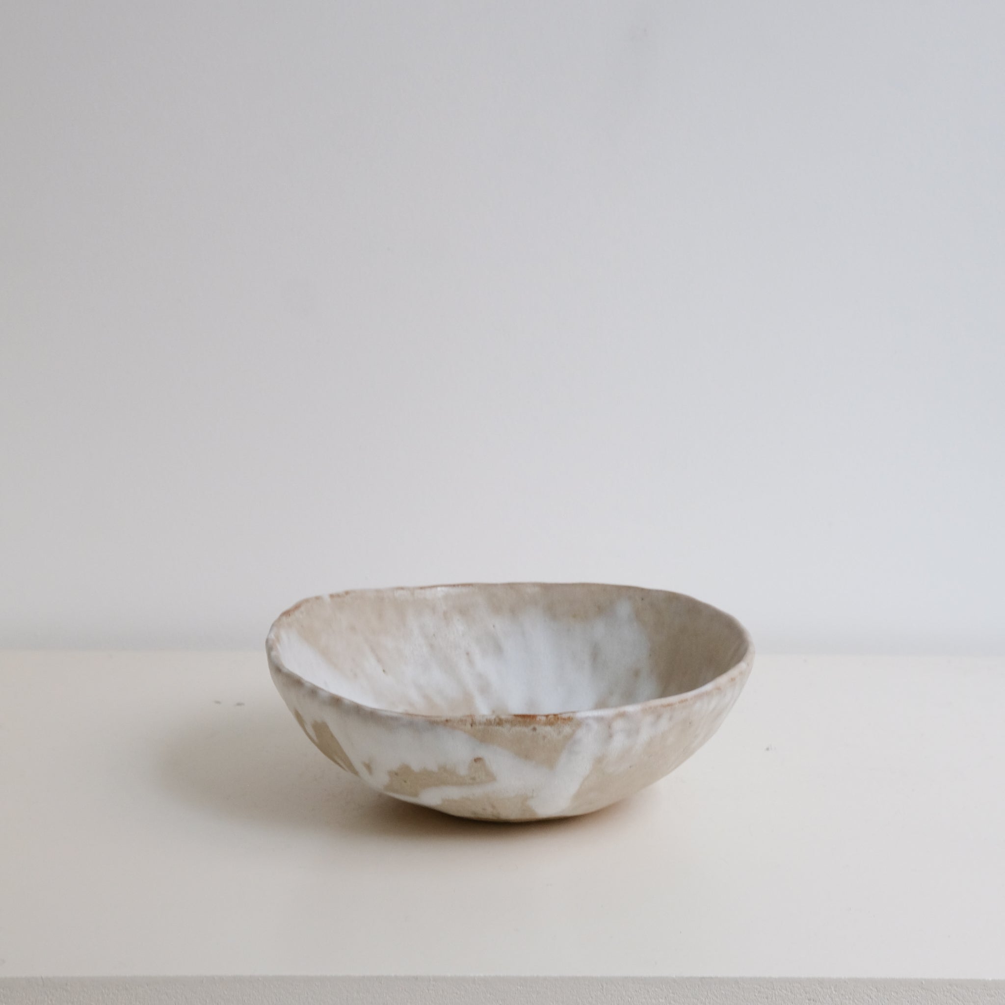Assiette creuse/saladier en grès recolté D 20cm - blanc et beige de Nathalie Reocreux chez Brutal Ceramics