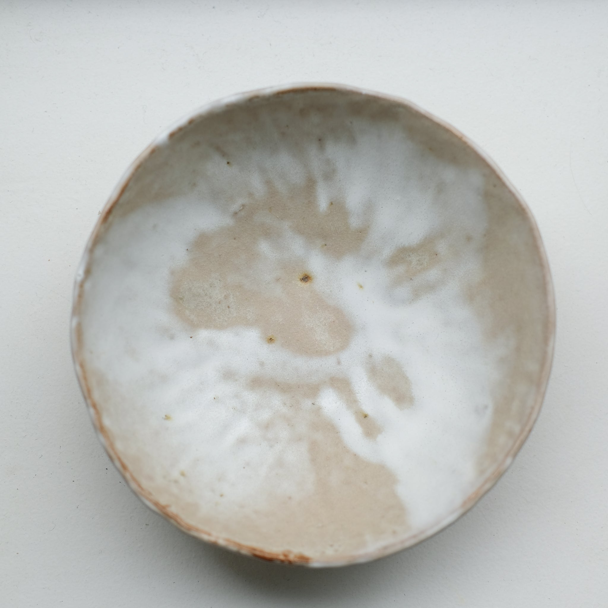 Assiette creuse/saladier en grès recolté D 20cm - blanc et beige de Nathalie Reocreux chez Brutal Ceramics