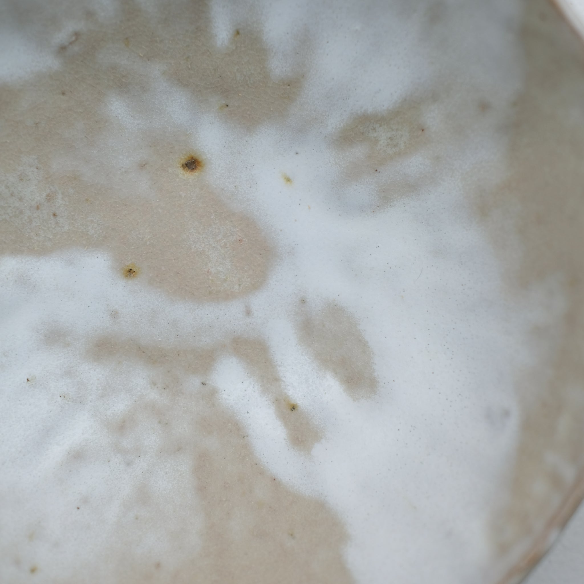 Assiette creuse/saladier en grès recolté D 20cm - blanc et beige de Nathalie Reocreux chez Brutal Ceramics