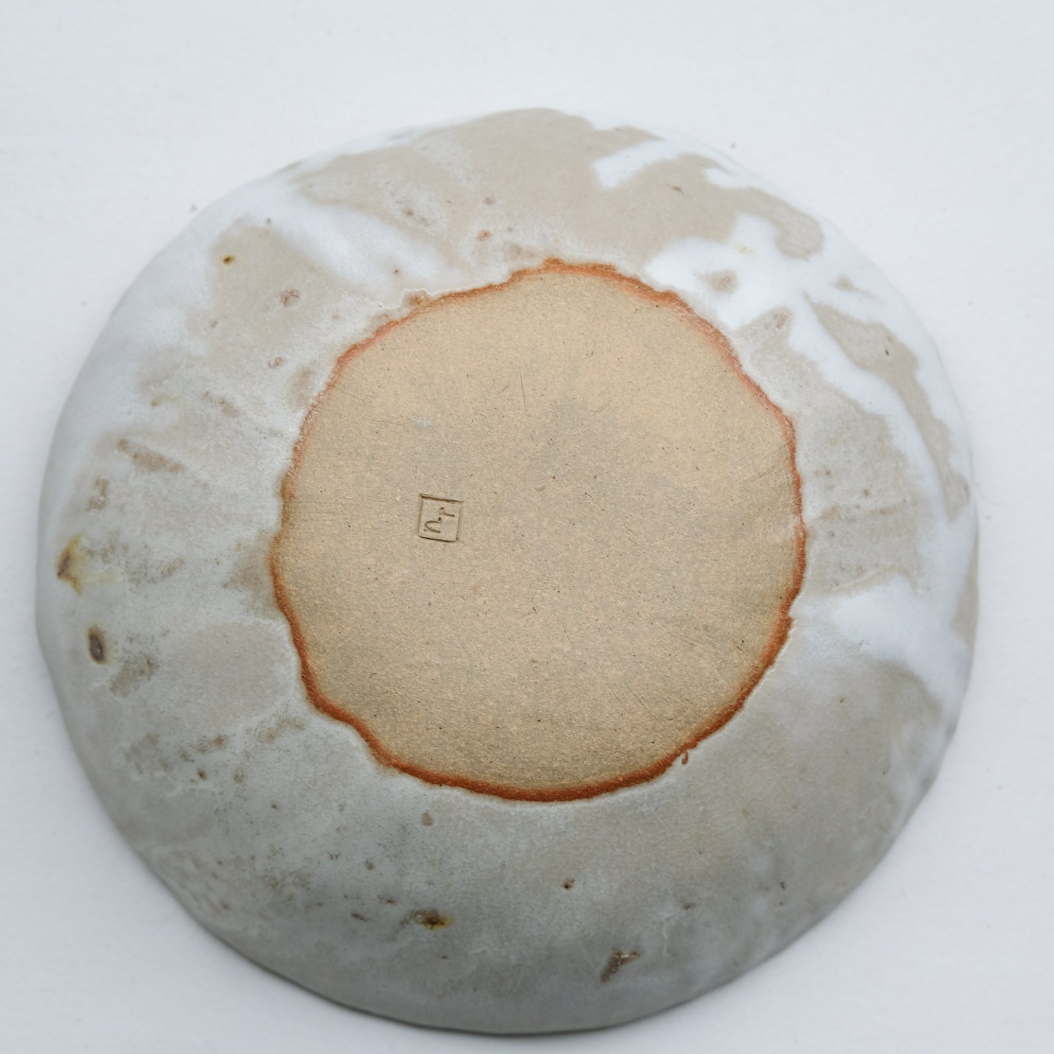 Assiette creuse/saladier en grès recolté D 20cm - blanc et beige de Nathalie Reocreux chez Brutal Ceramics