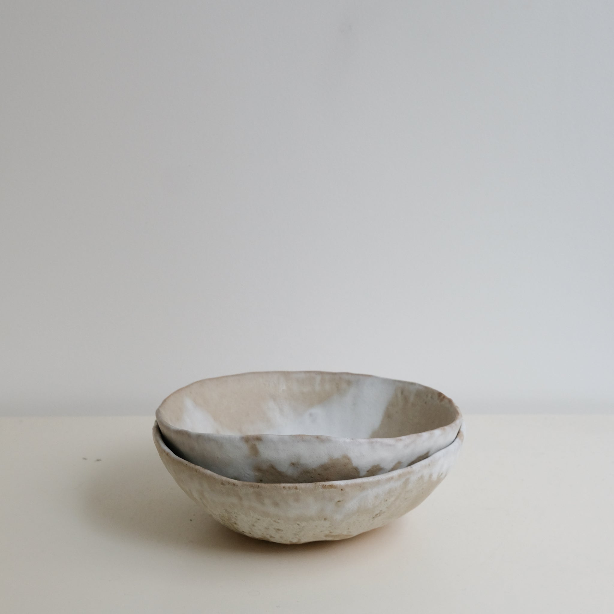 Assiette creuse/saladier en grès recolté D 20cm - blanc et beige de Nathalie Reocreux chez Brutal Ceramics