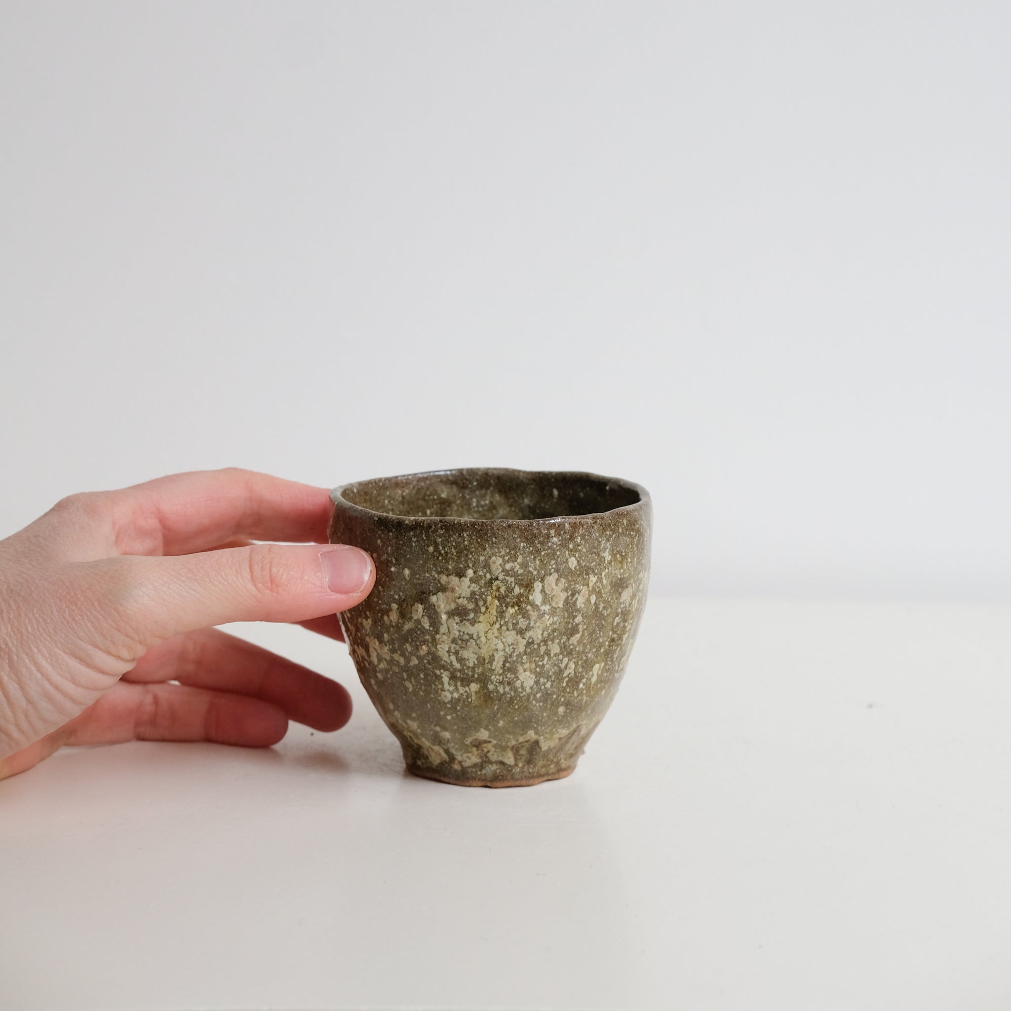 Tasse en grès recolté 190ml - vert moucheté de Nathalie Reocreux chez Brutal Ceramics