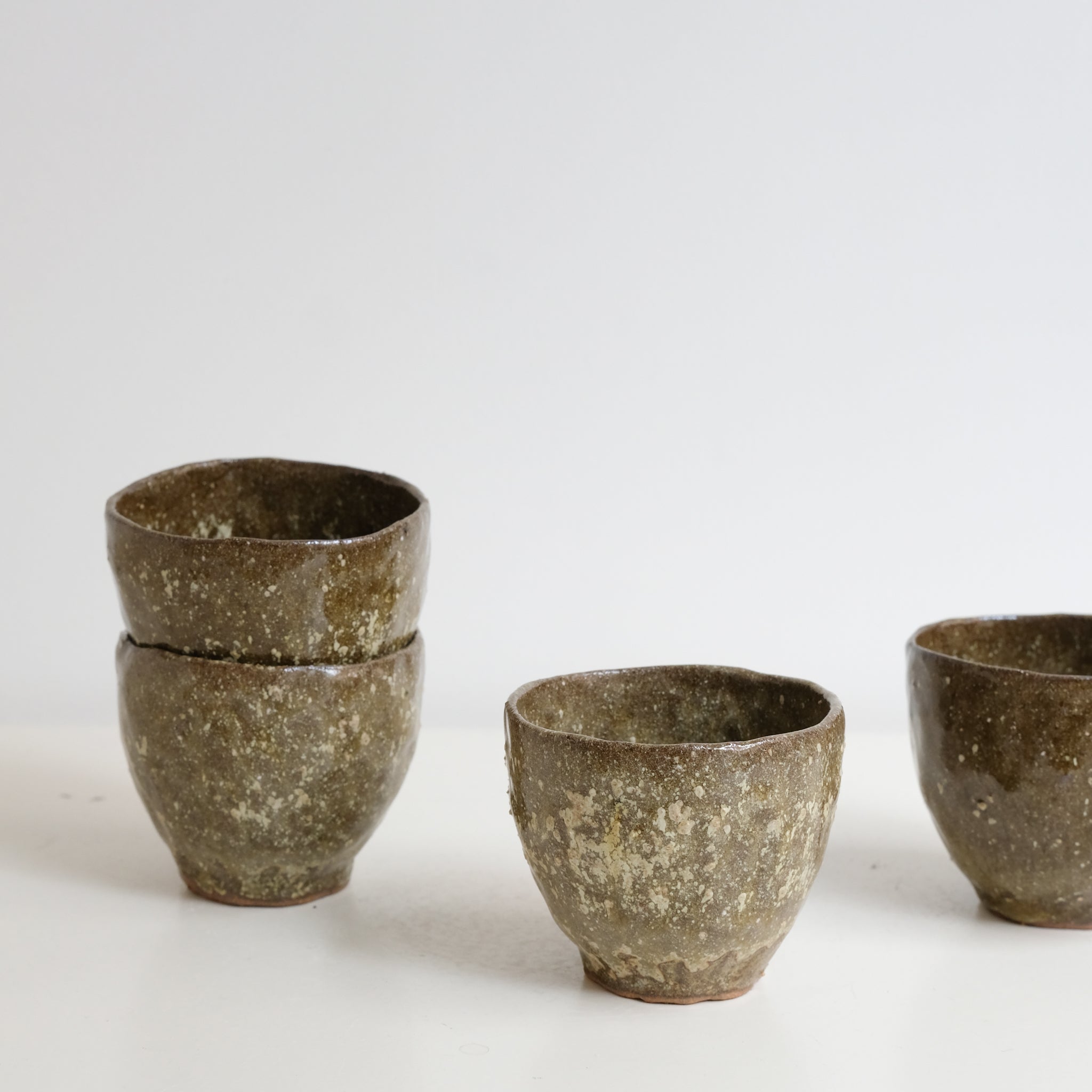 Tasse en grès recolté 190ml - vert moucheté de Nathalie Reocreux chez Brutal Ceramics