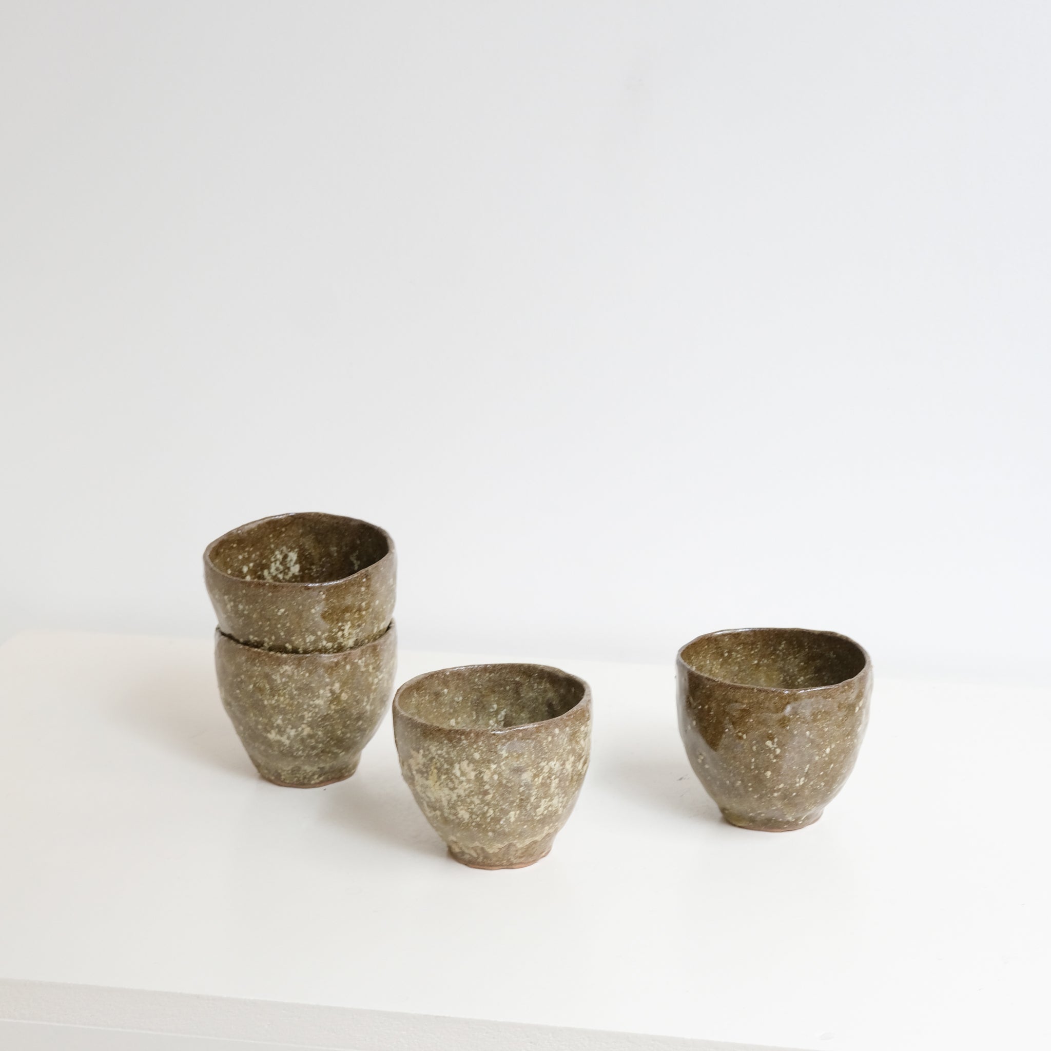 Tasse en grès recolté 190ml - vert moucheté de Nathalie Reocreux chez Brutal Ceramics