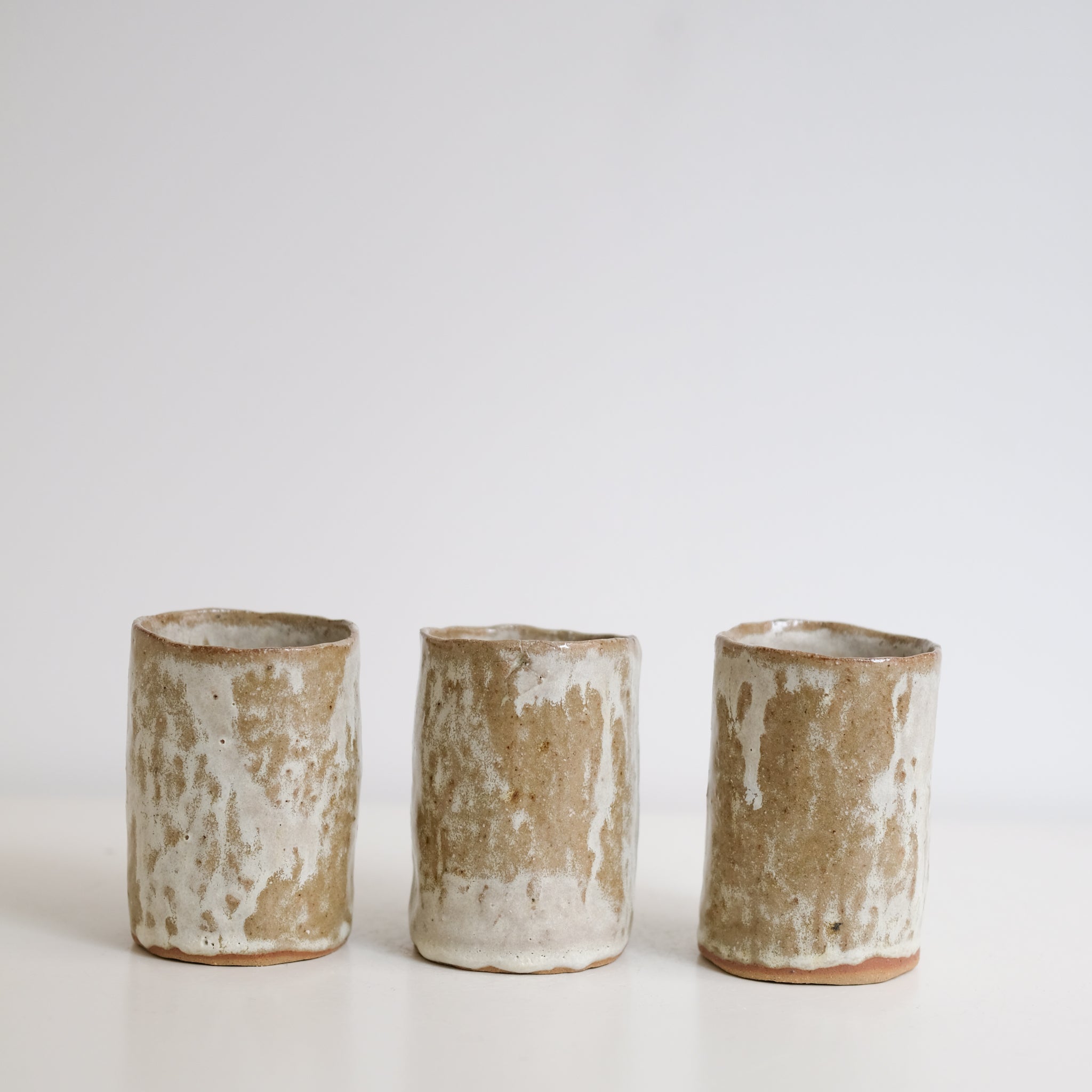 Tasse en grès recolté 200ml - blanc et vert de Nathalie Reocreux chez Brutal Ceramics