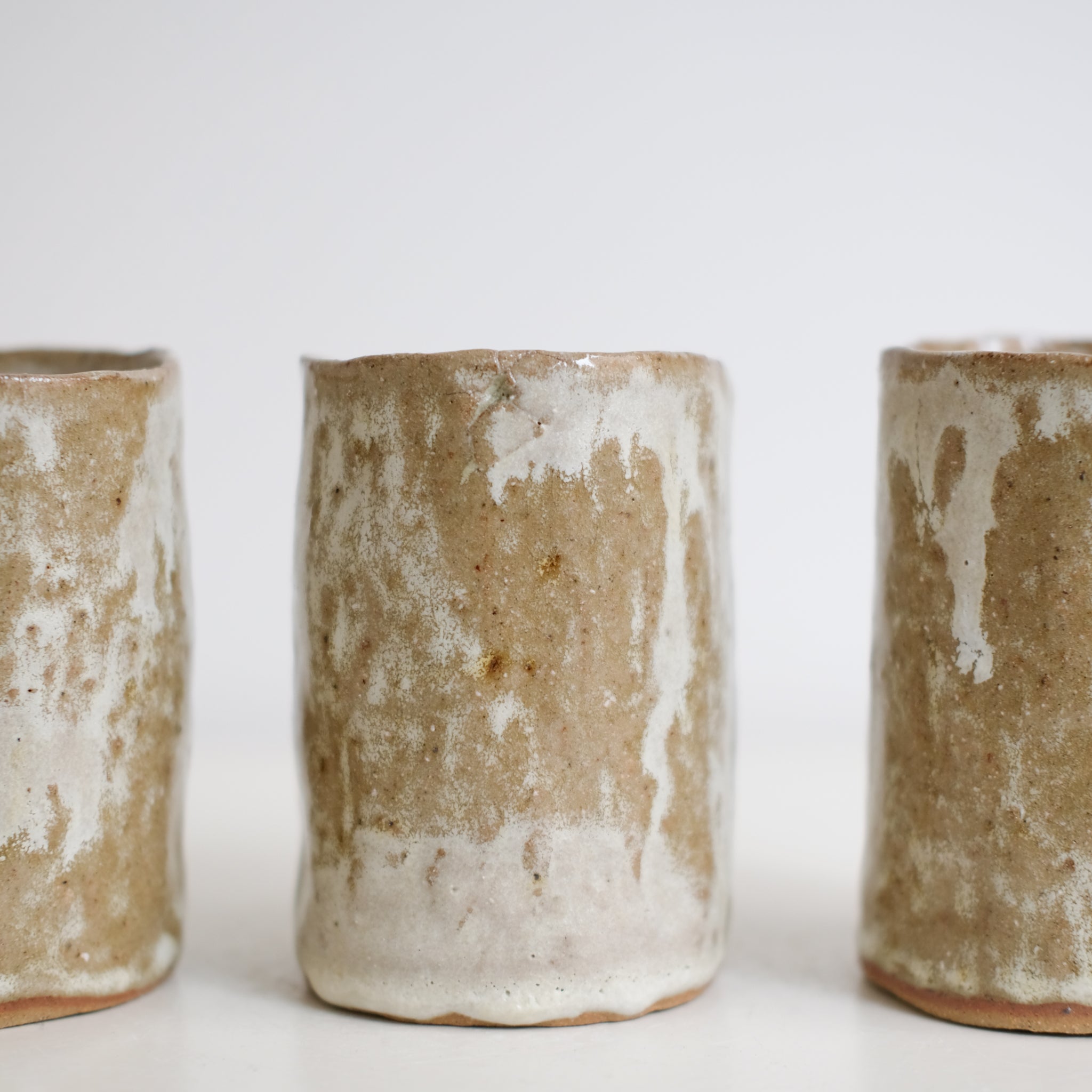 Tasse en grès recolté 200ml - blanc et vert de Nathalie Reocreux chez Brutal Ceramics