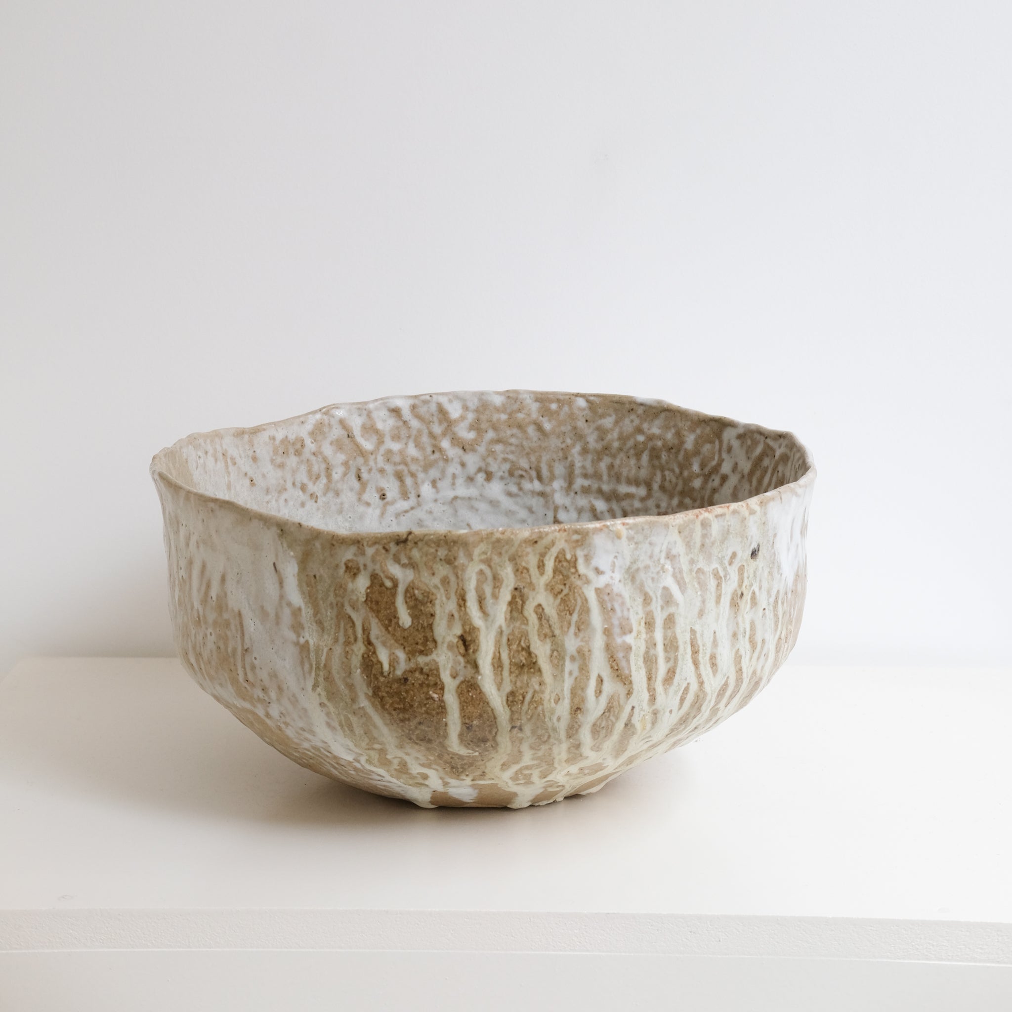 Coupe en grès récolté D 33cm - blanc et bruns de Nathalie Reocreux chez Brutal Ceramics