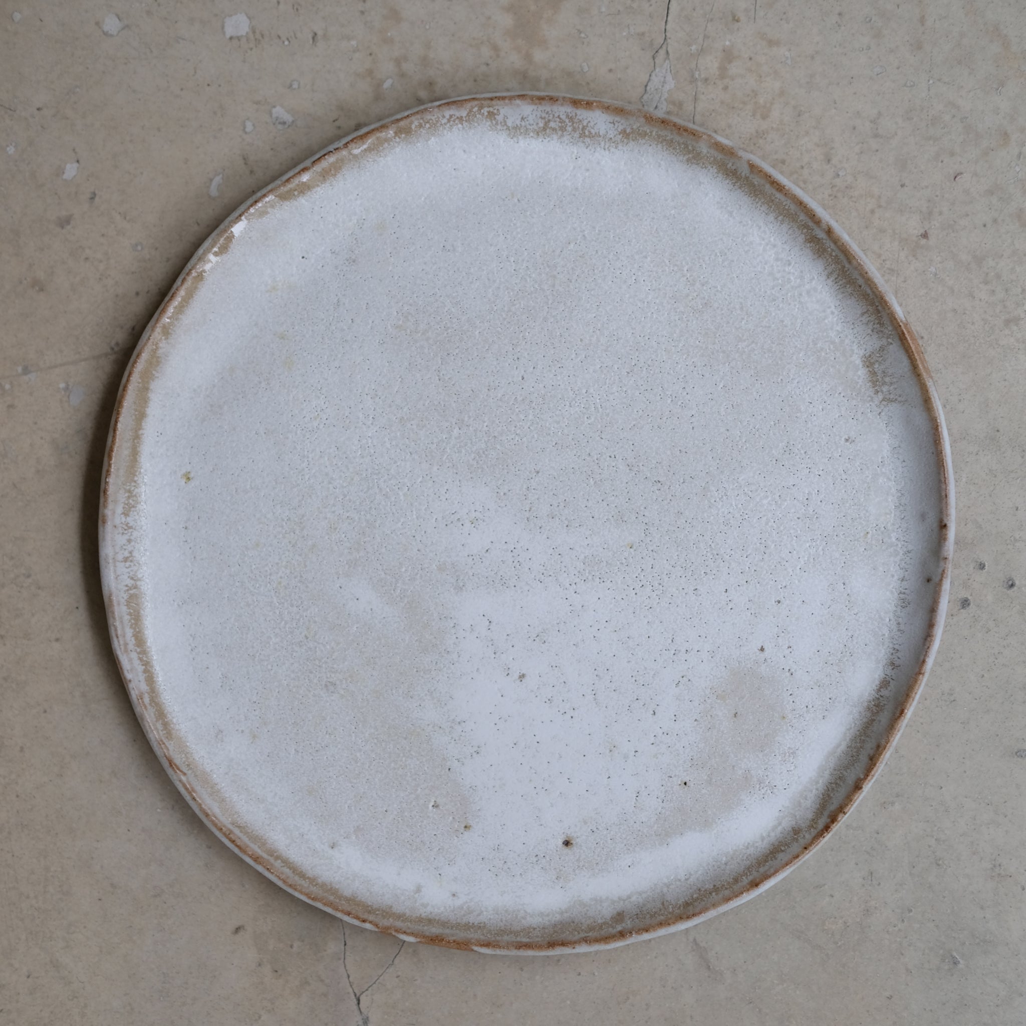 Assiette en grès recolté D 25cm - blanc de Nathalie Reocreux chez Brutal Ceramics