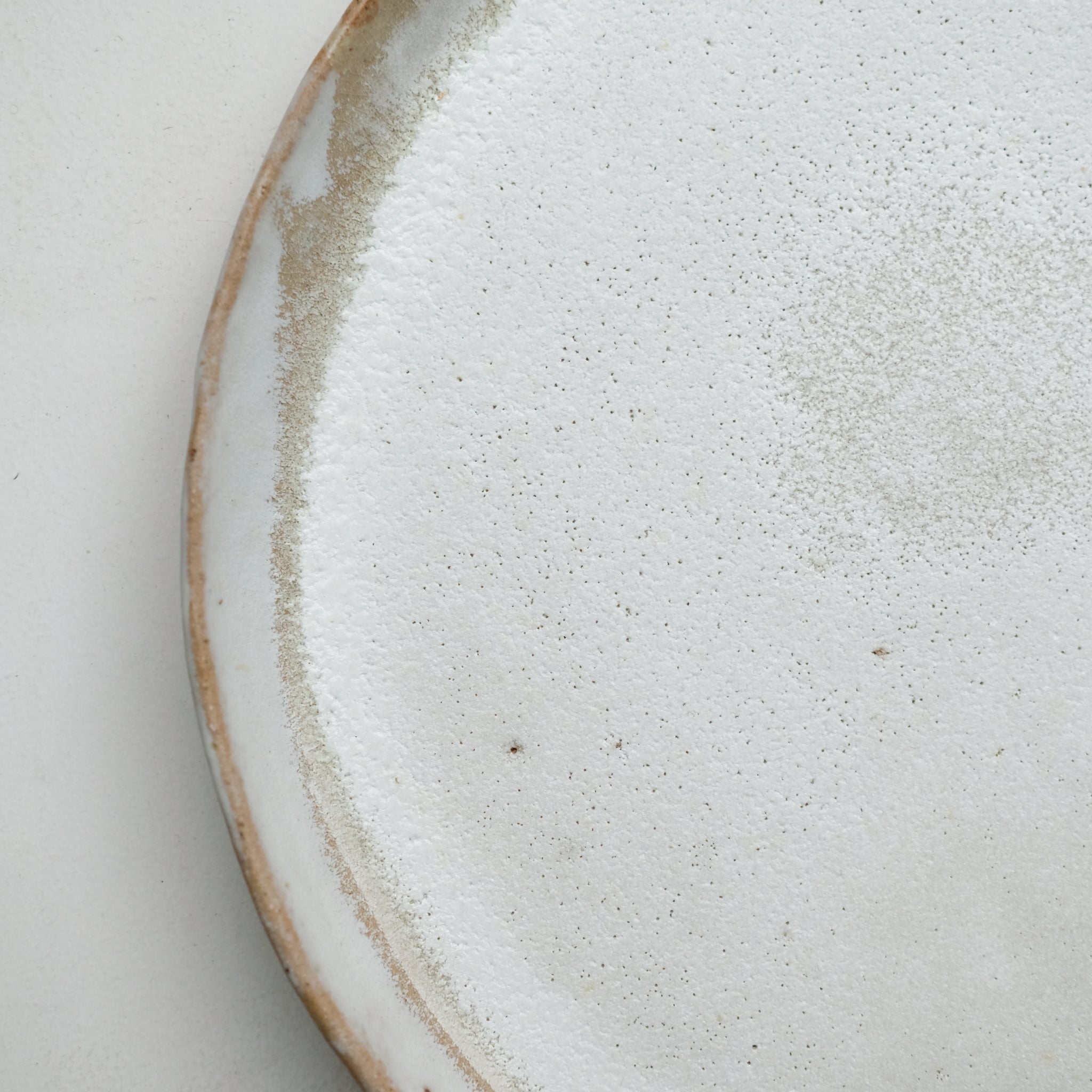 Plateau en grès récolté D 35cm - blanc et bruns de Nathalie Reocreux chez Brutal Ceramics
