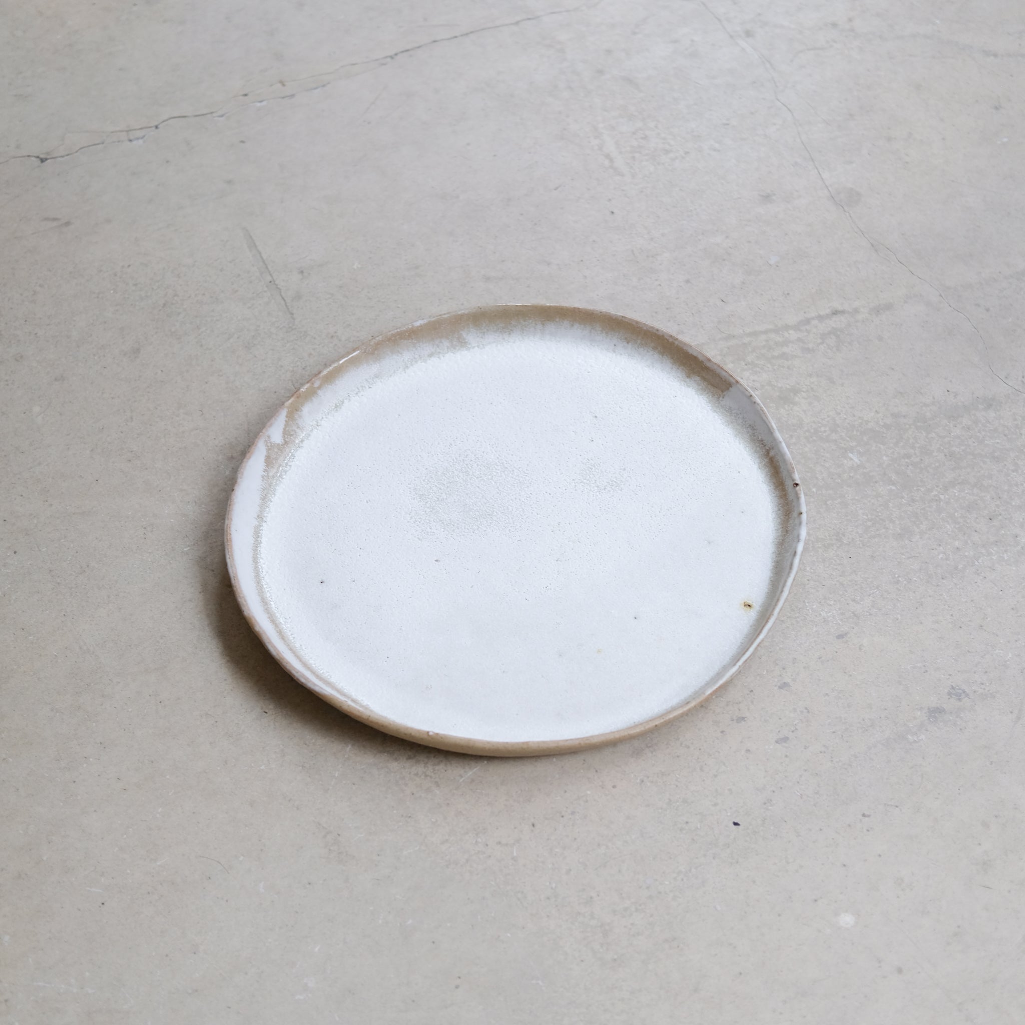 Plateau en grès récolté D 35cm - blanc et bruns de Nathalie Reocreux chez Brutal Ceramics