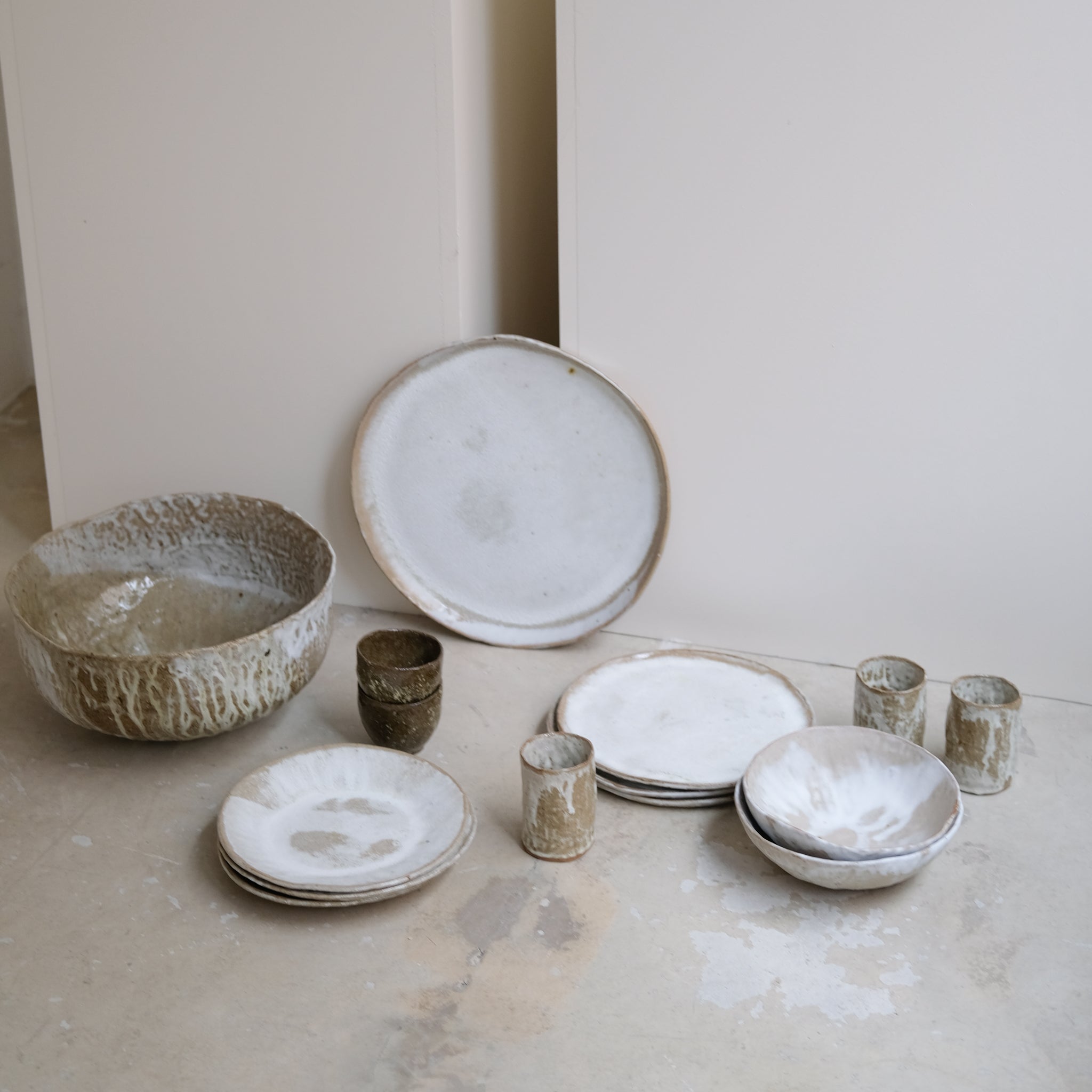 Assiette creuse/saladier en grès recolté D 20cm - blanc et beige de Nathalie Reocreux chez Brutal Ceramics