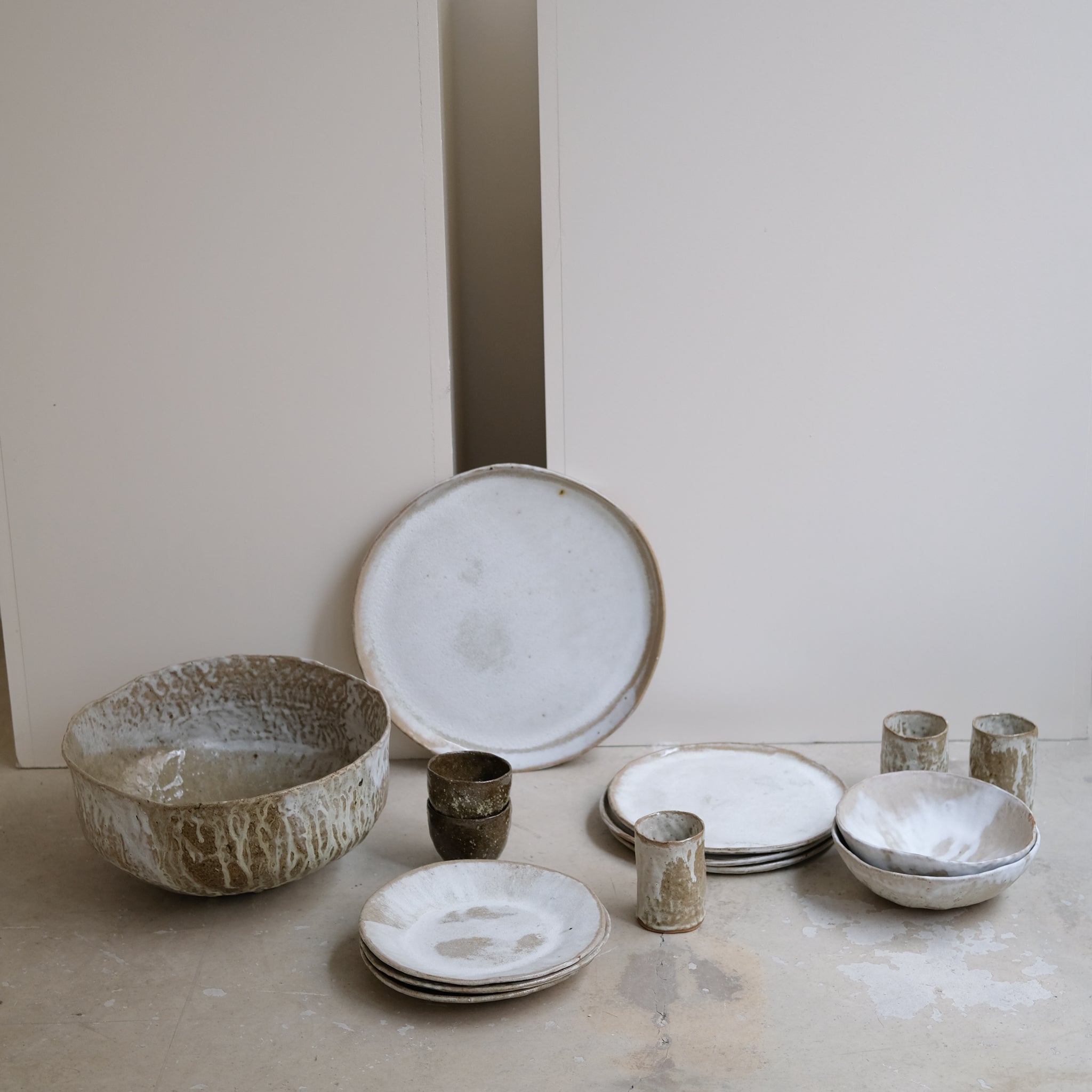 Plateau en grès récolté D 35cm - blanc et bruns de Nathalie Reocreux chez Brutal Ceramics