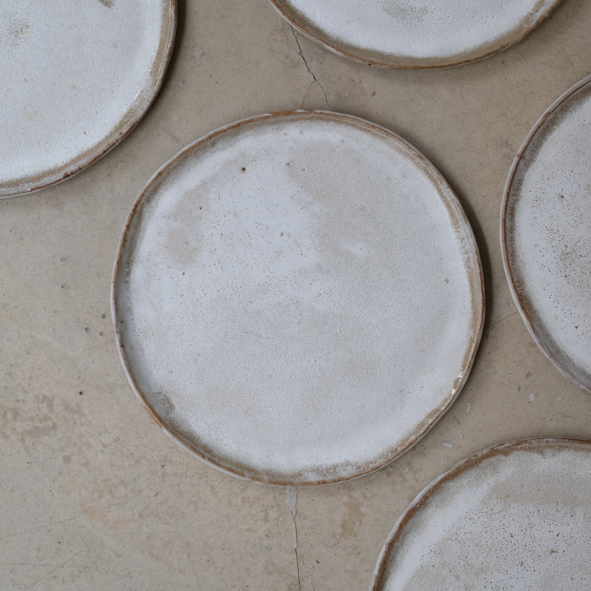 Assiette en grès recolté D 25cm - blanc de Nathalie Reocreux chez Brutal Ceramics