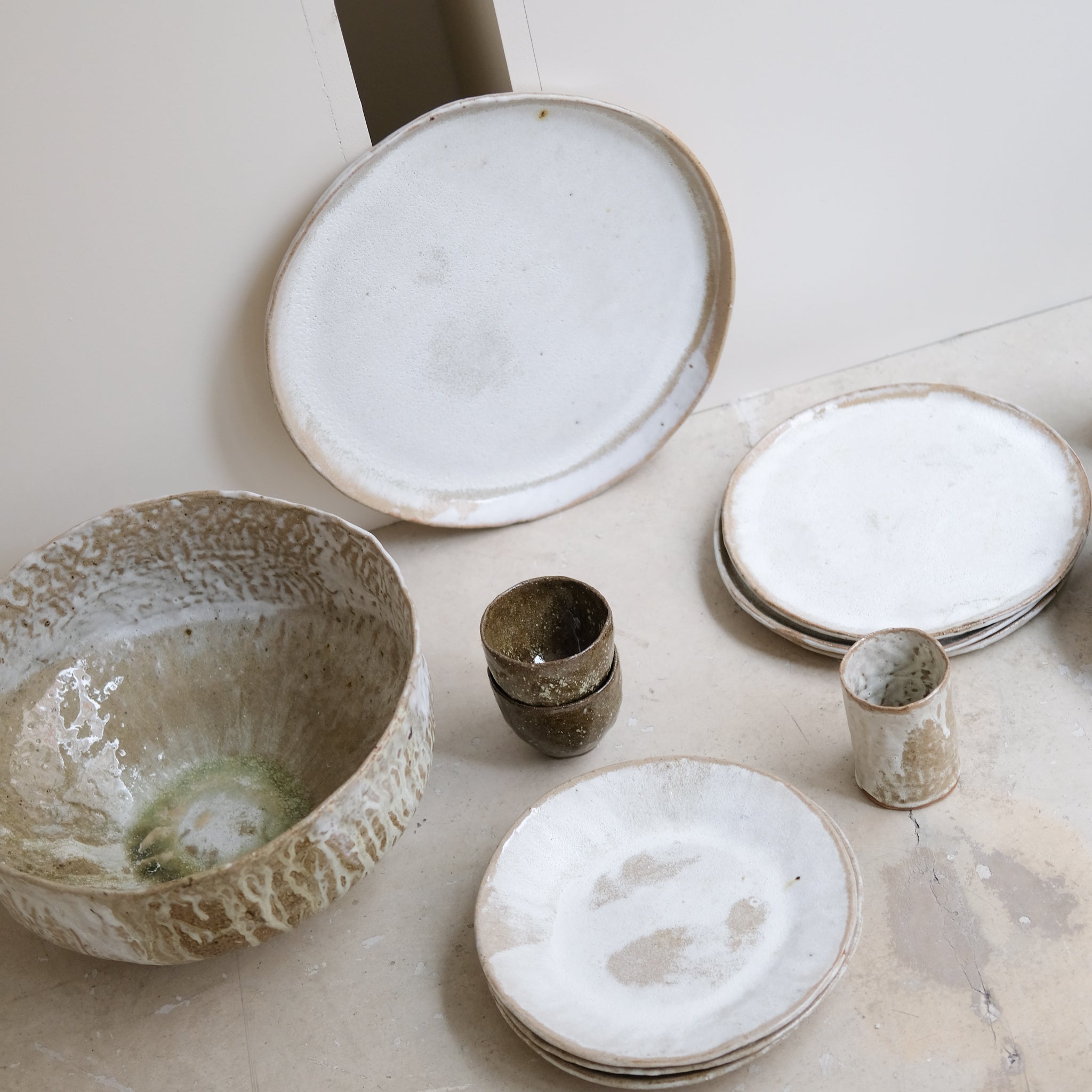 Tasse en grès recolté 190ml - vert moucheté de Nathalie Reocreux chez Brutal Ceramics