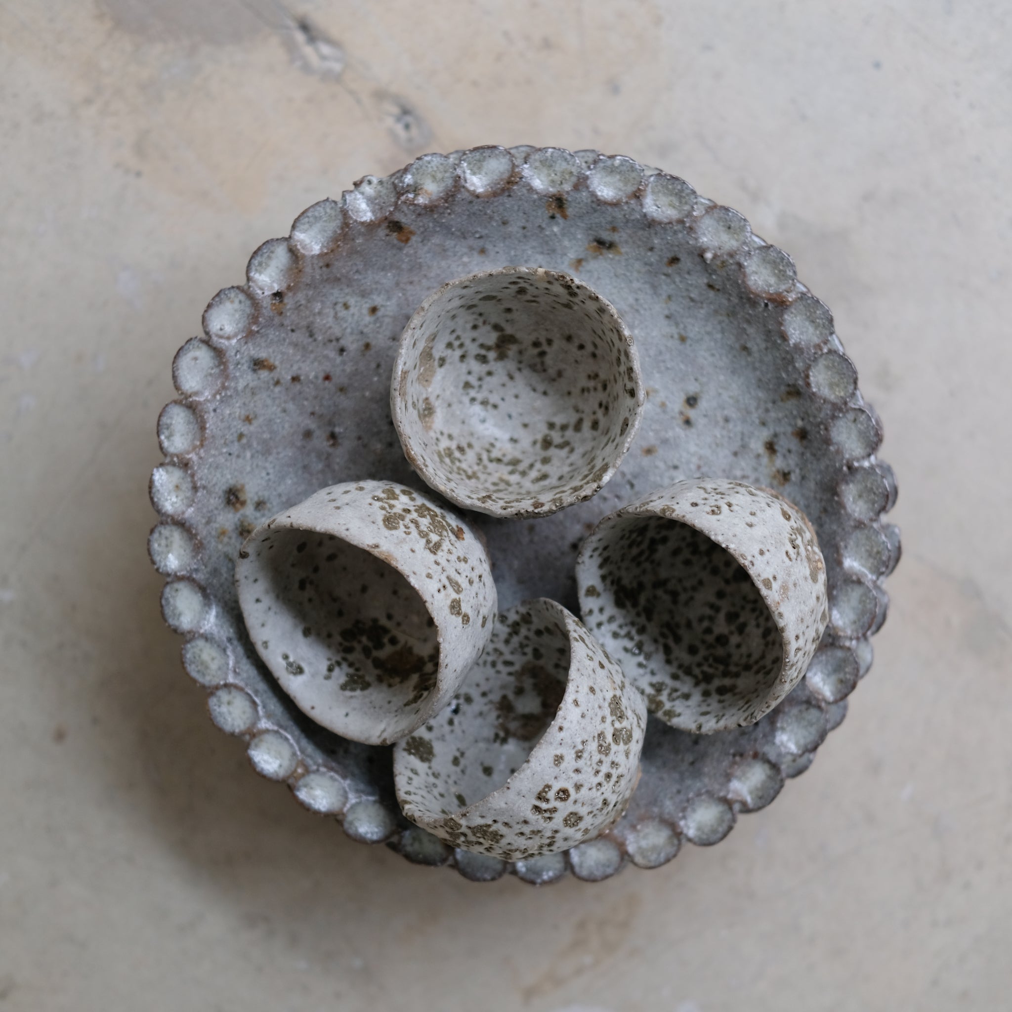 Tasse en terre glanée 100ml - blanc et tâche kaki par Potry chez Brutal Ceramics