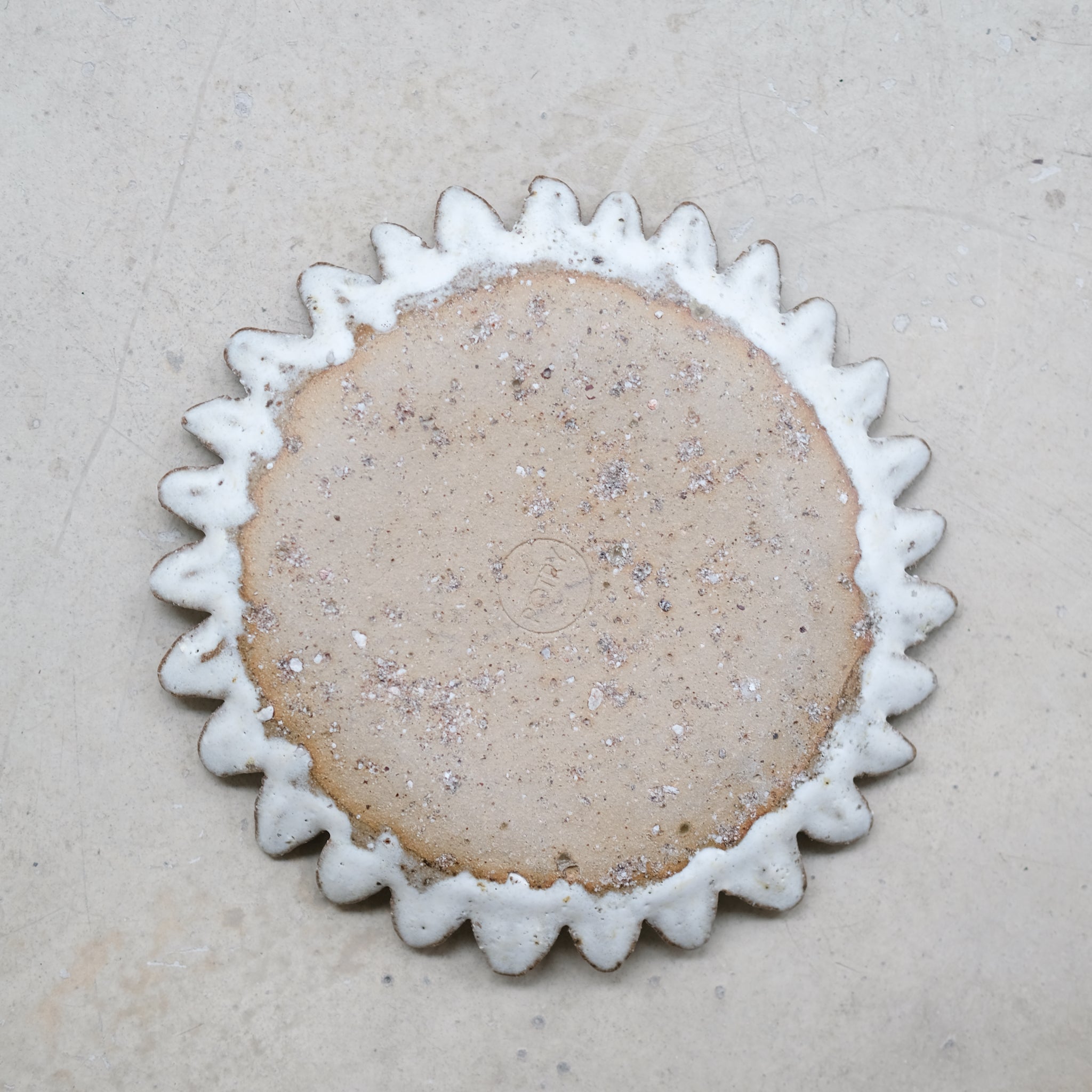 Assiette "soleil"en terre glanée D 21cm - blanc gris par Potry chez Brutal Ceramics