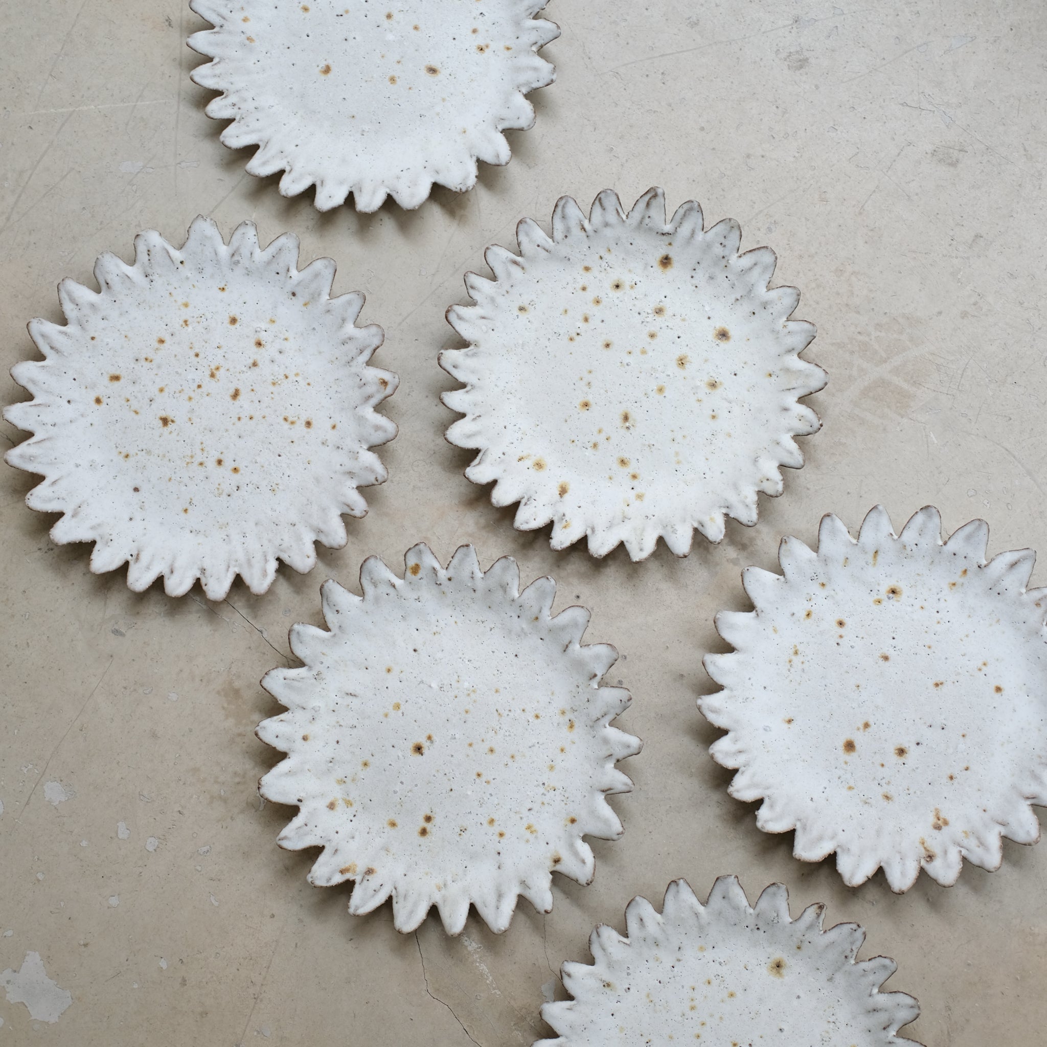 Assiette "soleil"en terre glanée D 21cm - blanc gris par Potry chez Brutal Ceramics