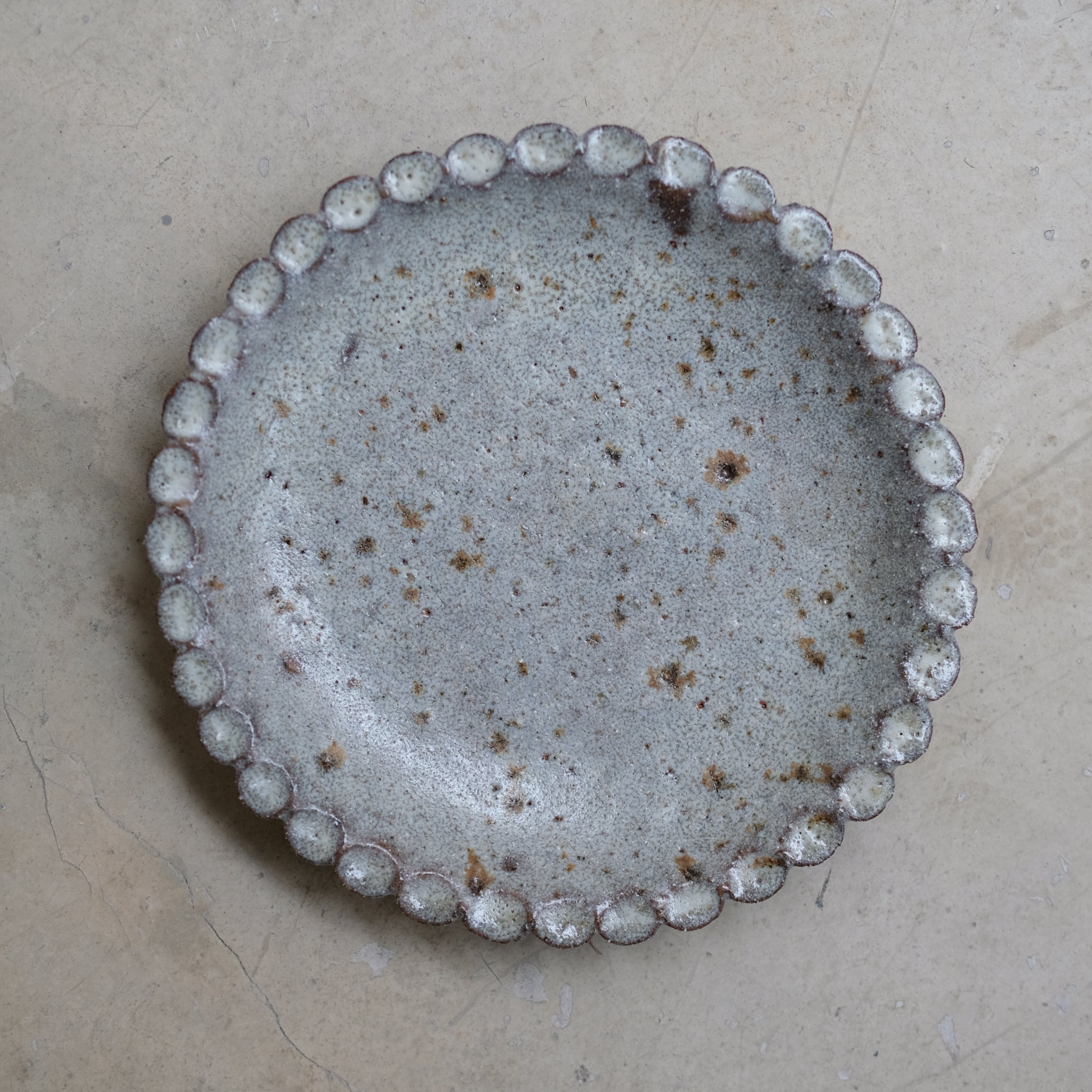Assiette en terre glanée D 21cm - gris bleu par Potry chez Brutal Ceramics