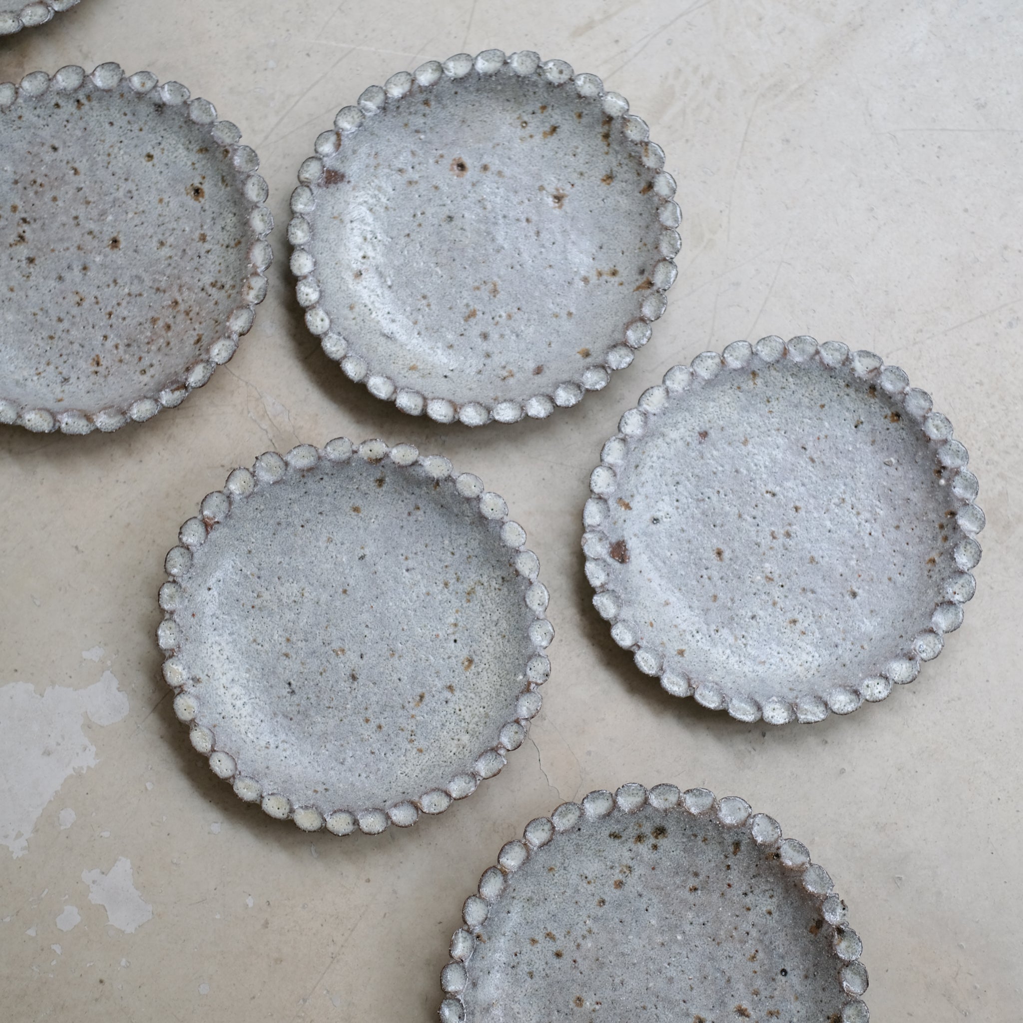 Assiette en terre glanée D 21cm - gris bleu par Potry chez Brutal Ceramics