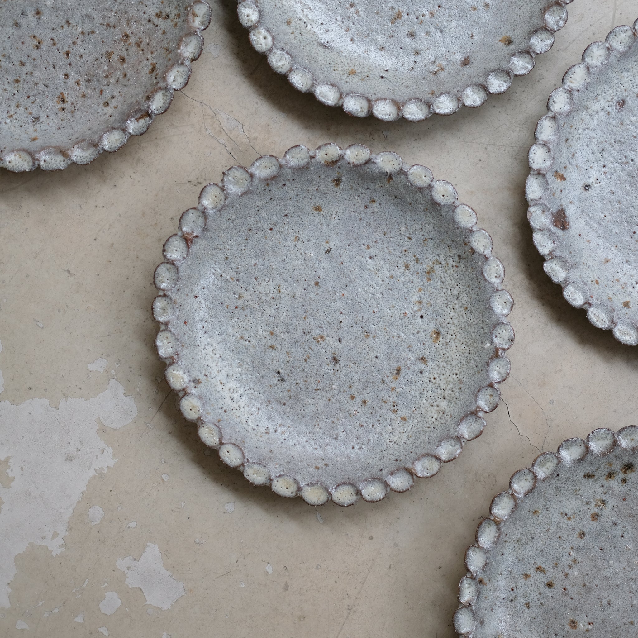 Assiette en terre glanée D 21cm - gris bleu par Potry chez Brutal Ceramics