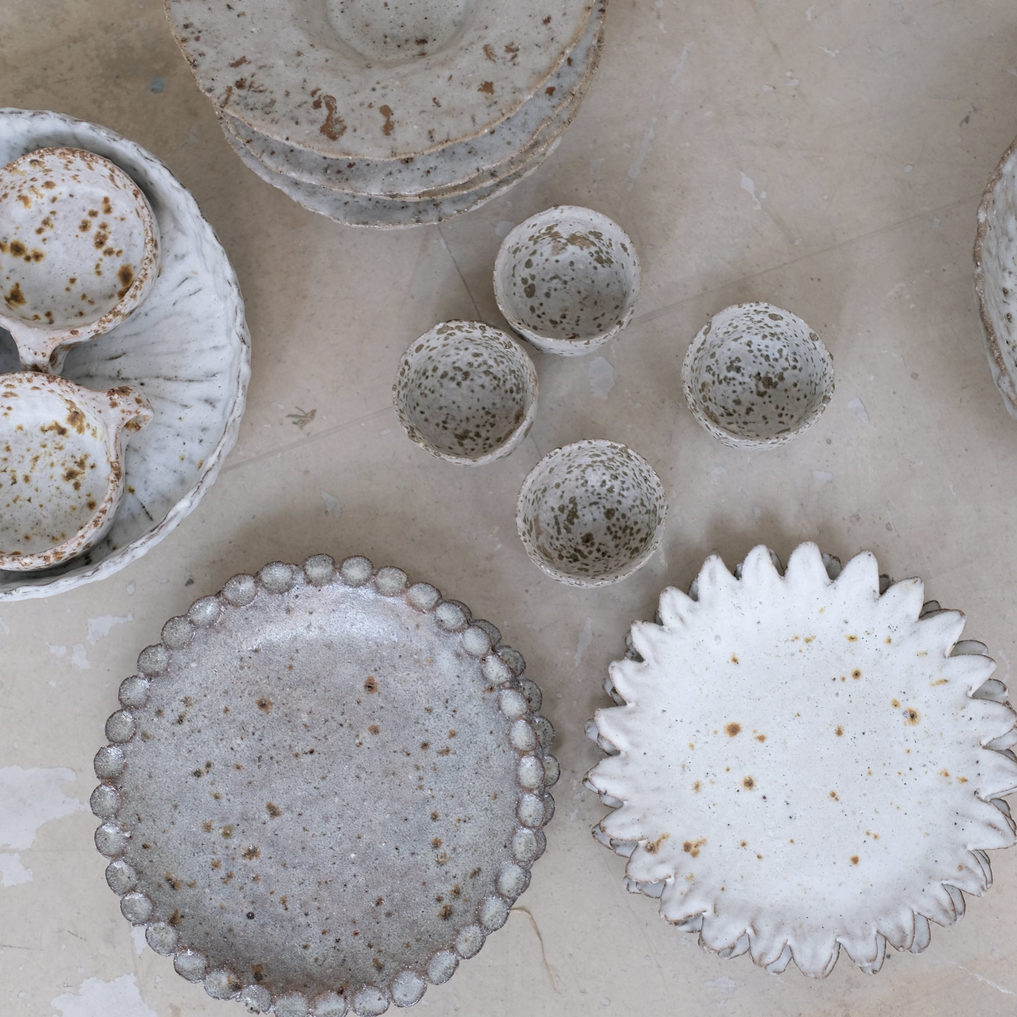 Assiette "soleil"en terre glanée D 21cm - blanc gris par Potry chez Brutal Ceramics