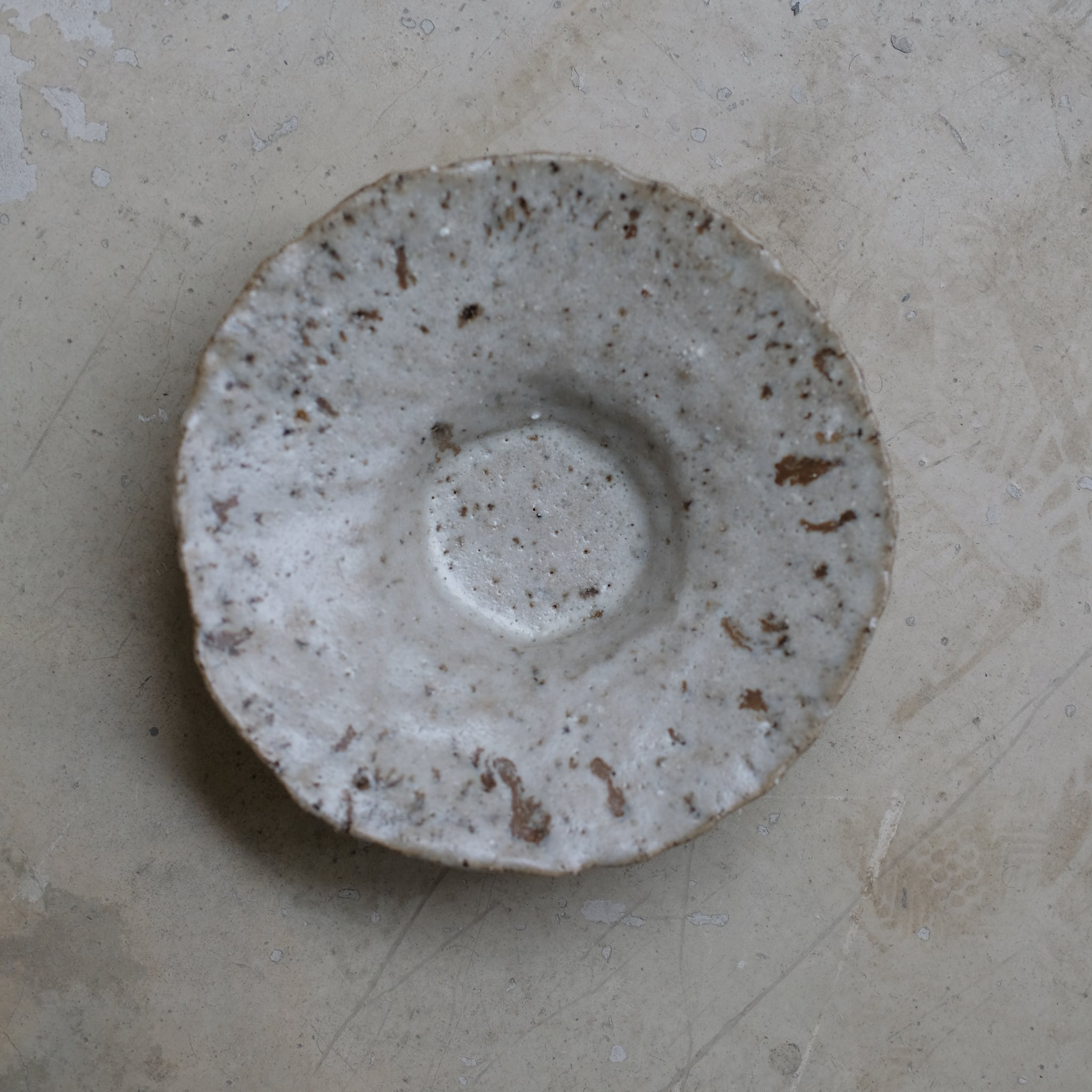 Assiette en terre glanée D 20cm - blanc gris par Potry chez Brutal Ceramics