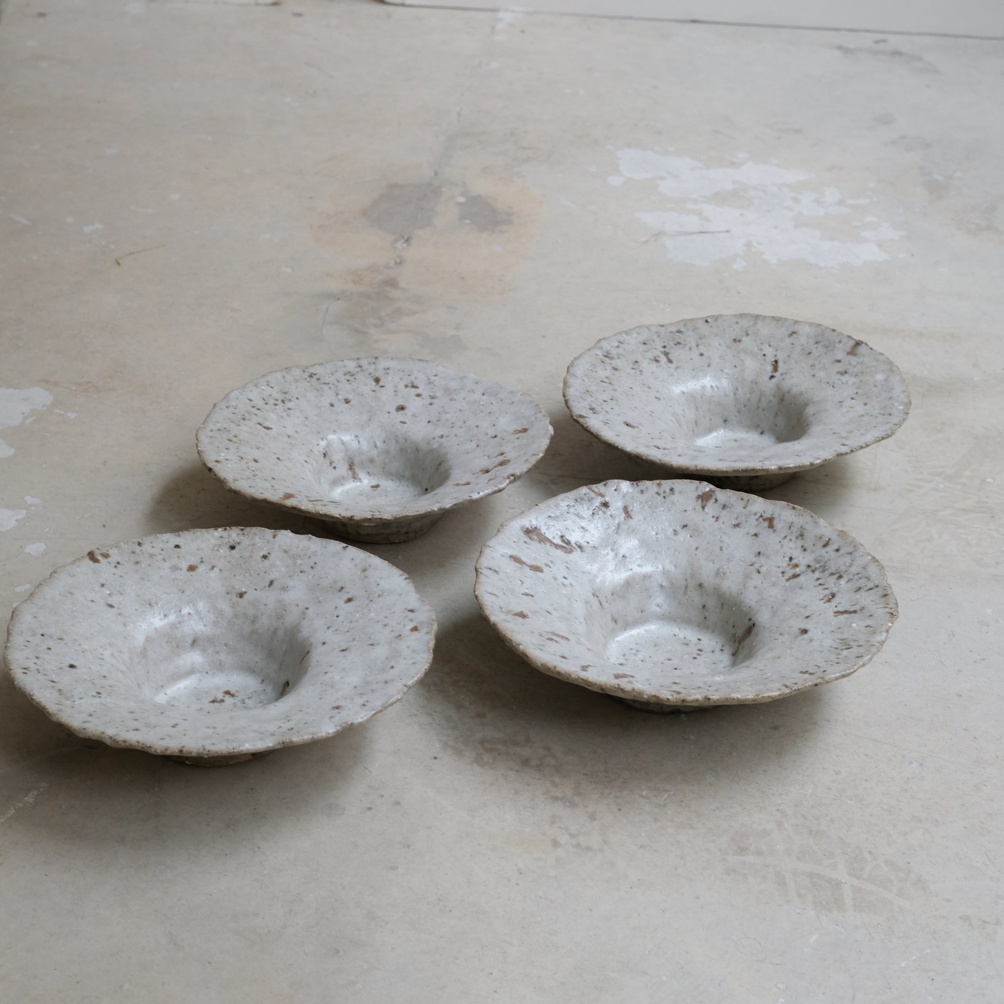 Assiette en terre glanée D 20cm - blanc gris par Potry chez Brutal Ceramics