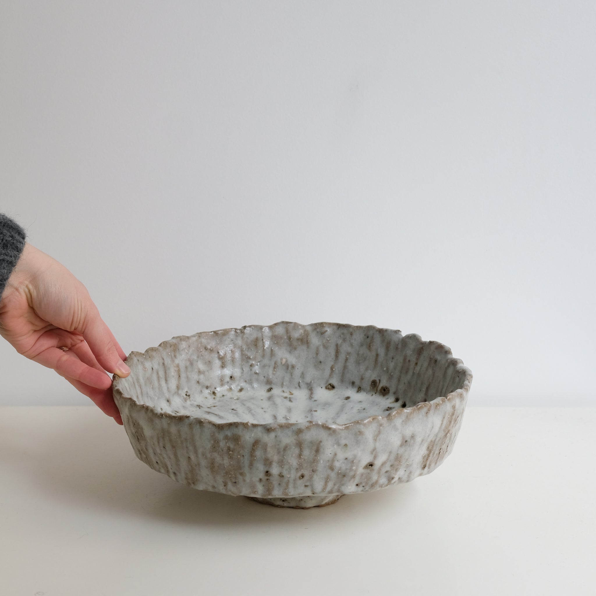 Coupe en terre glanée D 29cm - blanc satiné gris par Potry chez Brutal Ceramics