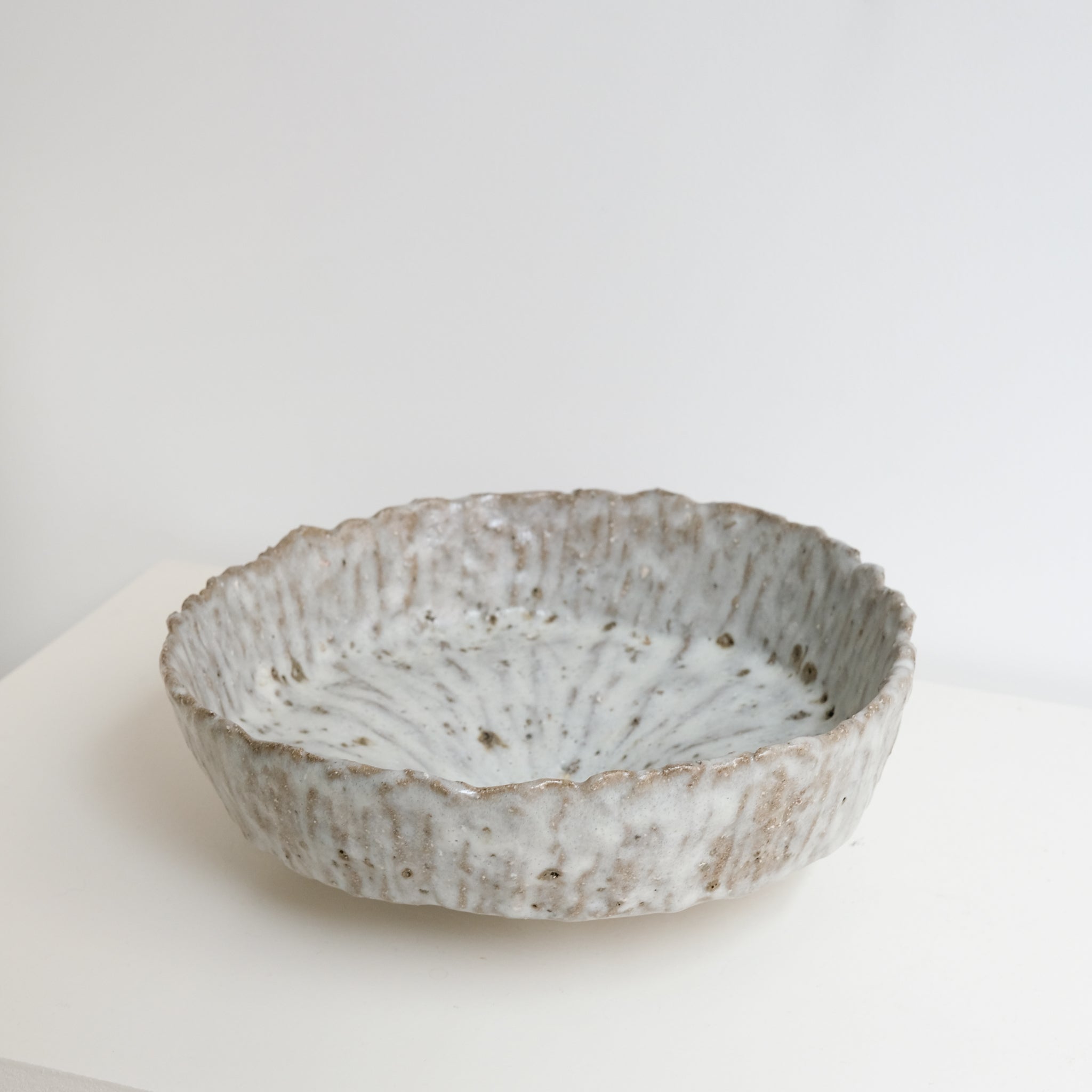 Coupe en terre glanée D 29cm - blanc satiné gris par Potry chez Brutal Ceramics