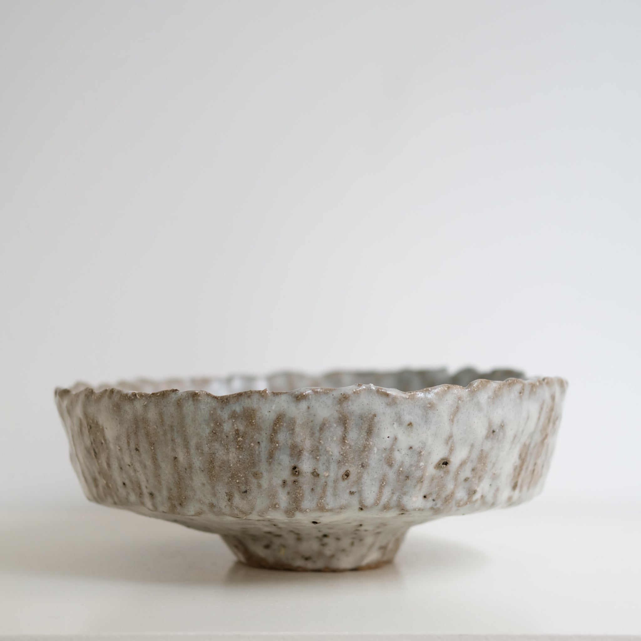 Coupe en terre glanée D 29cm - blanc satiné gris par Potry chez Brutal Ceramics