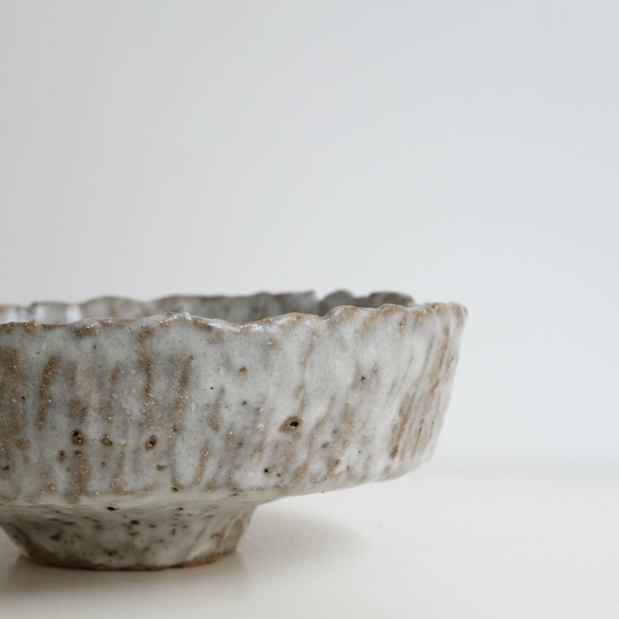 Coupe en terre glanée D 29cm - blanc satiné gris par Potry chez Brutal Ceramics