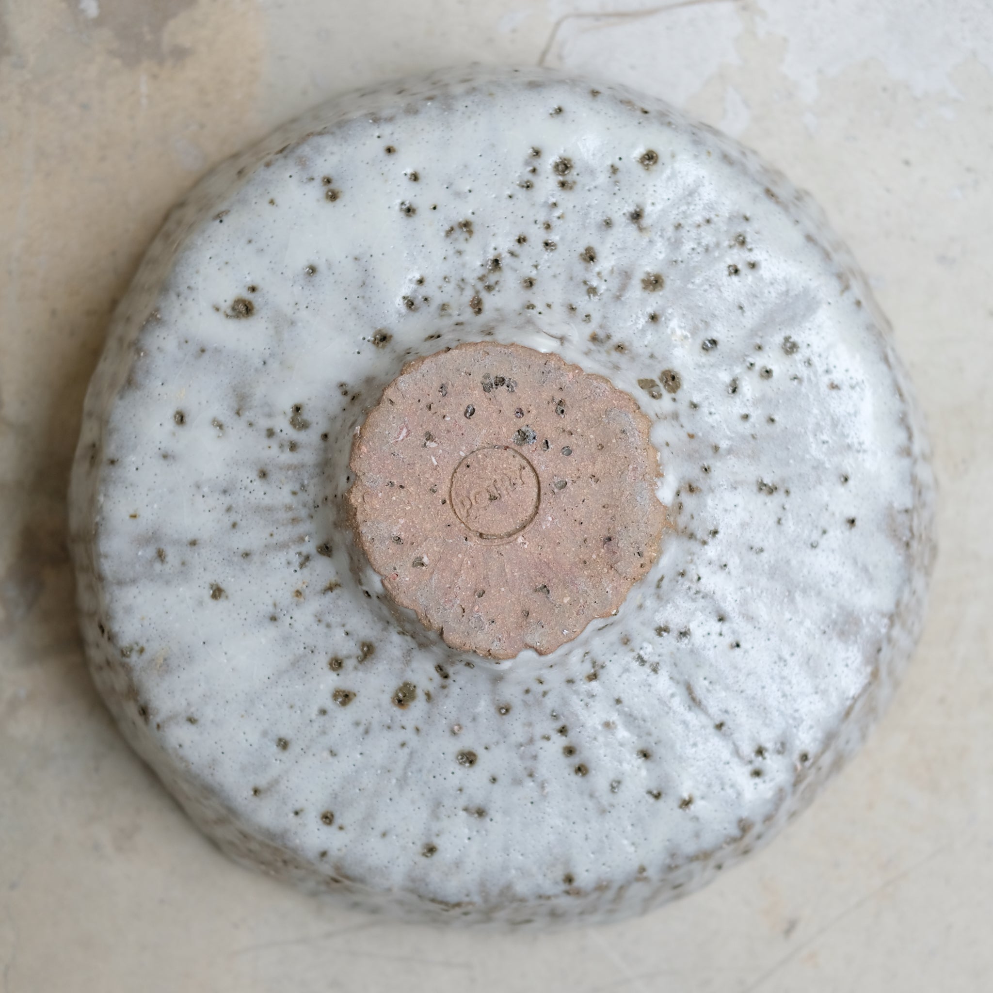 Coupe en terre glanée D 29cm - blanc satiné gris par Potry chez Brutal Ceramics