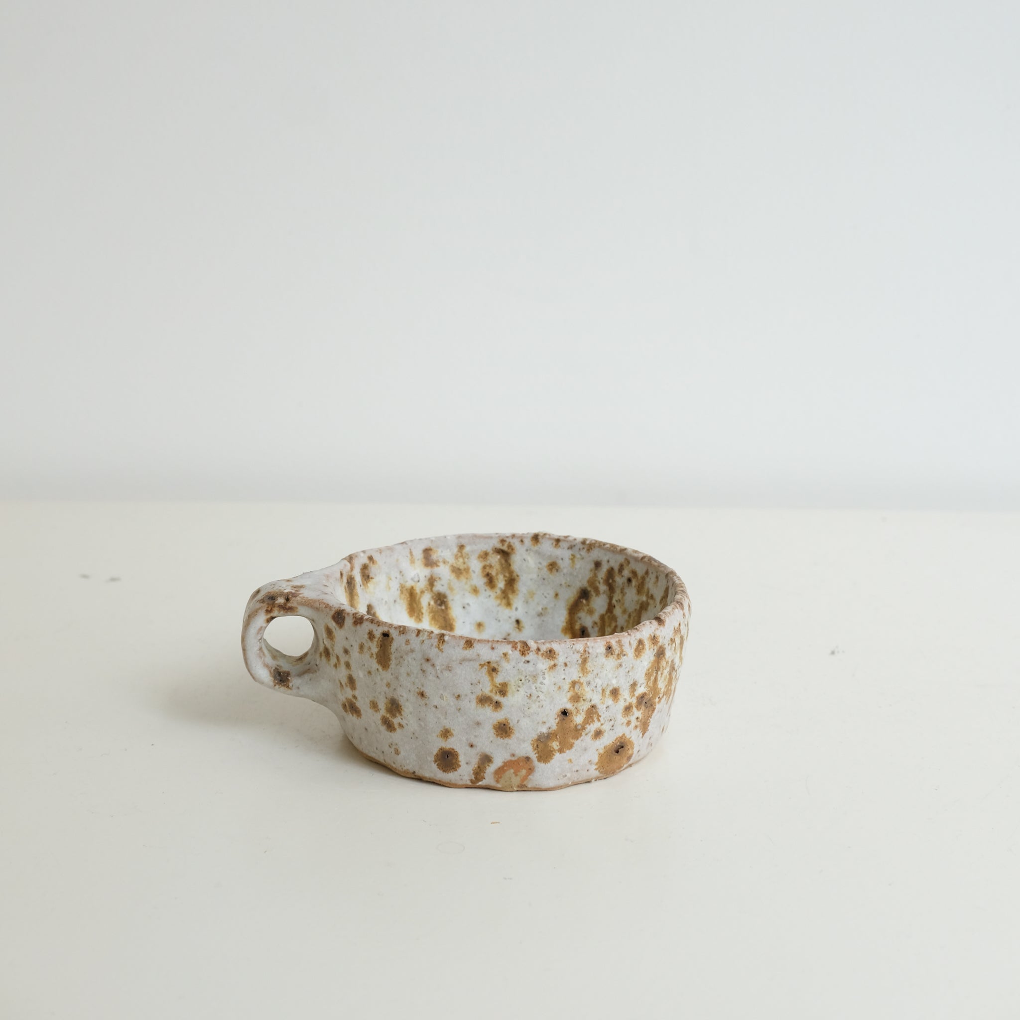 Tasse en terre glanée 160ml - blanc tacheté par Potry chez Brutal Ceramics