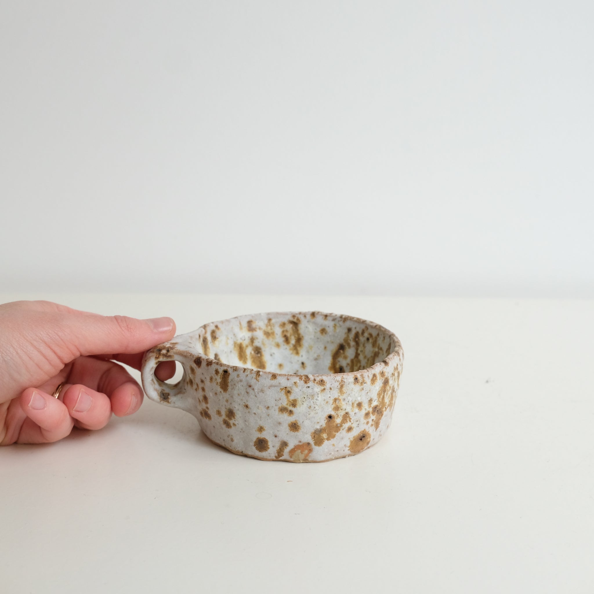 Tasse en terre glanée 160ml - blanc tacheté par Potry chez Brutal Ceramics