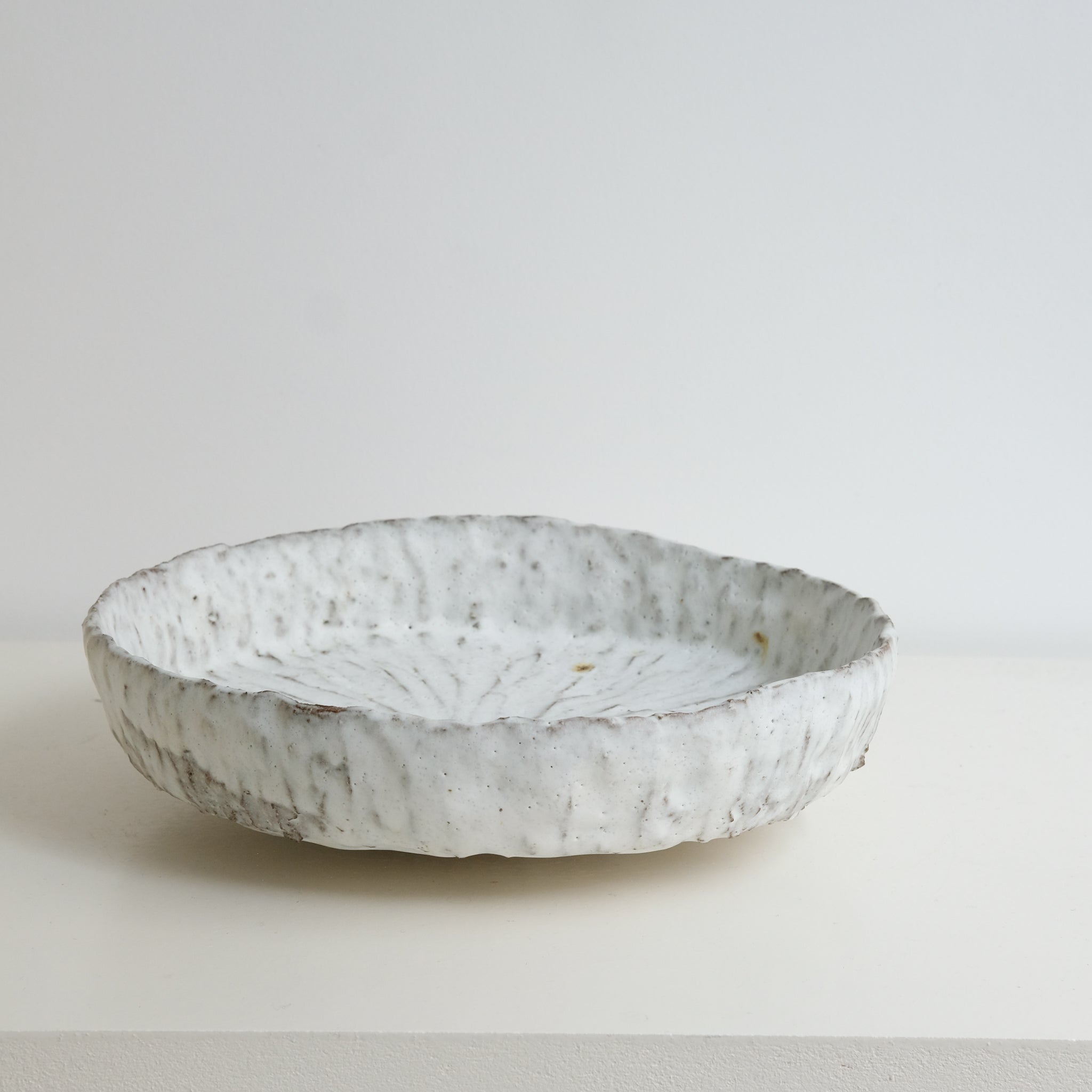 Coupe en terre glanée D 25cm - blanc mat par Potry chez Brutal Ceramics