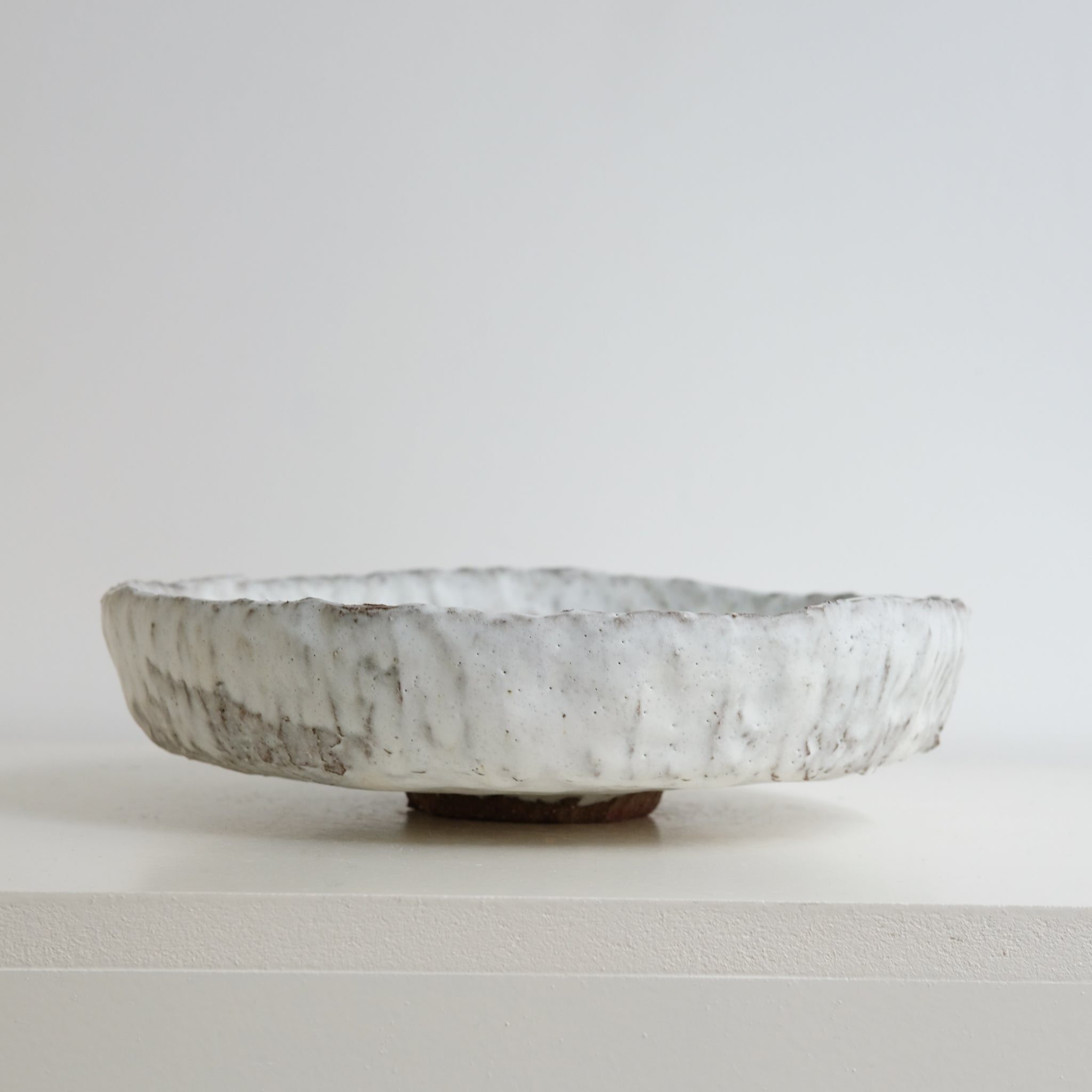 Coupe en terre glanée D 25cm - blanc mat par Potry chez Brutal Ceramics